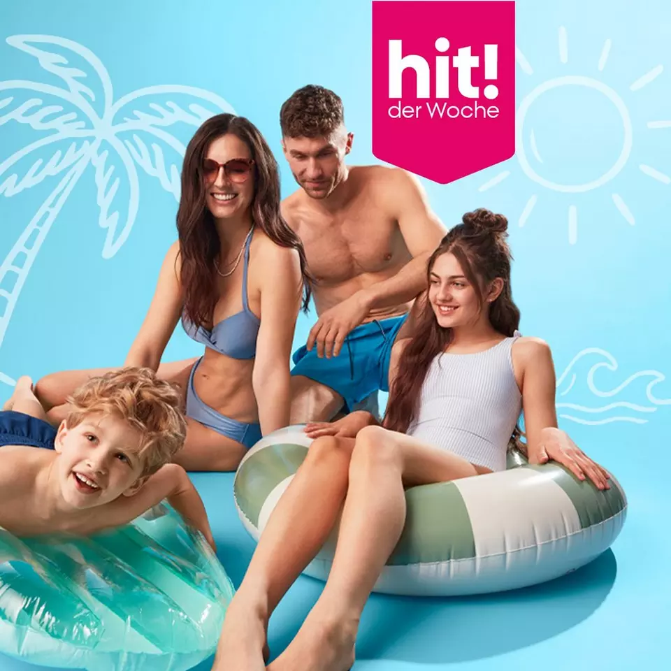 Pepco Familie in Badebekleidung entspannt auf aufblasbaren Schwimmringen mit hit! der Woche Angebot.