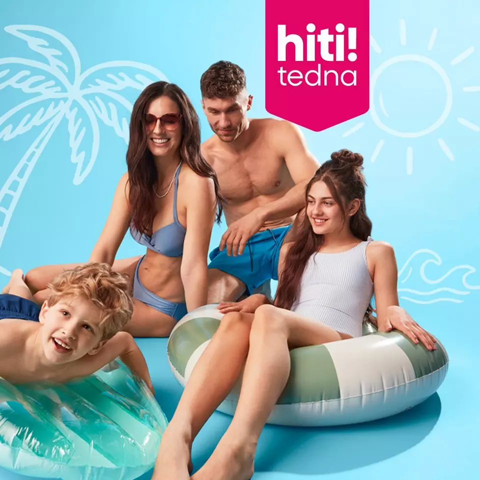 Pepco družina v kopalkah uživa na napihljivih blazinah s tekstom hiti! tedna.