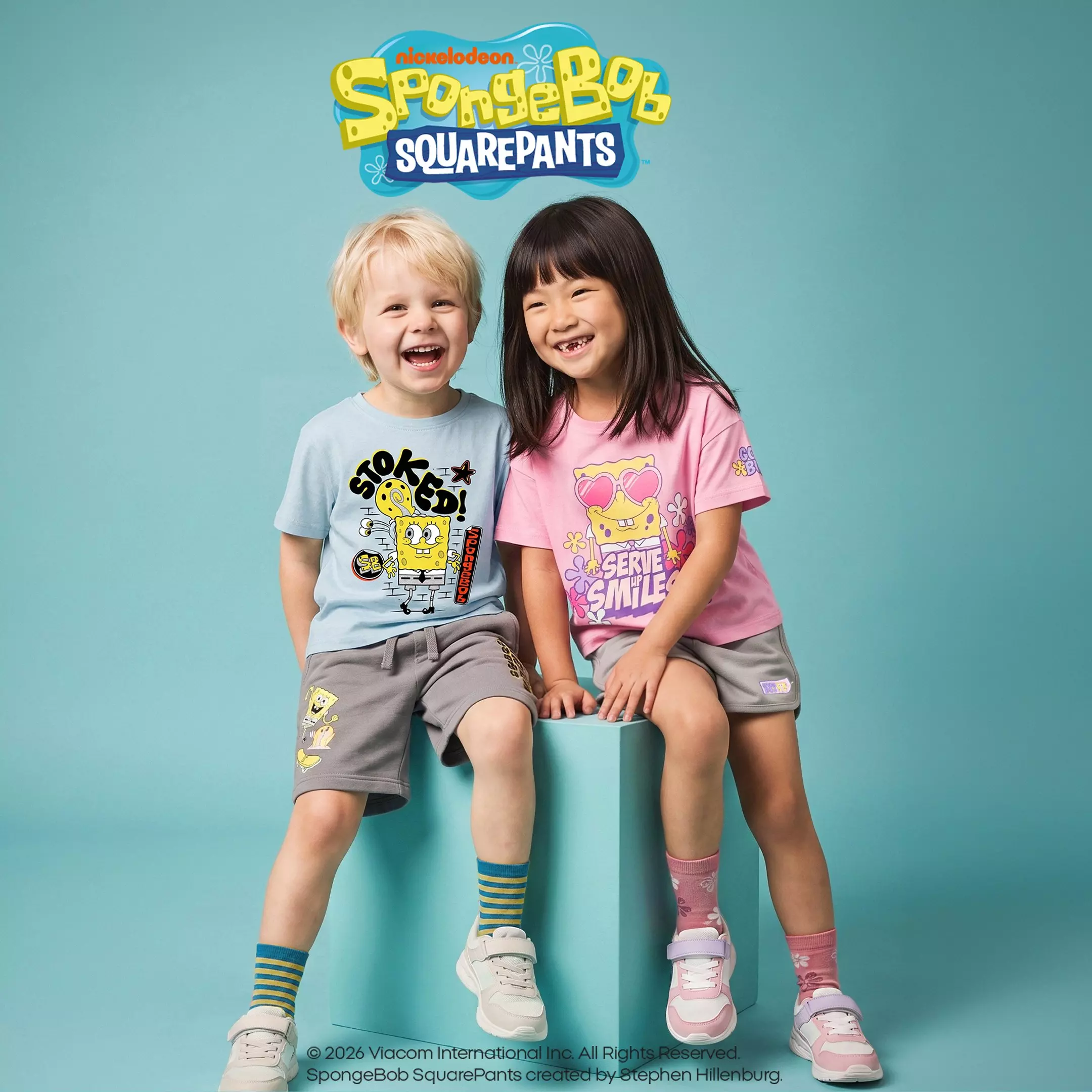Dos niños sonrientes vistiendo camisetas y pantalones cortos de Pepco con diseños de SpongeBob SquarePants.
