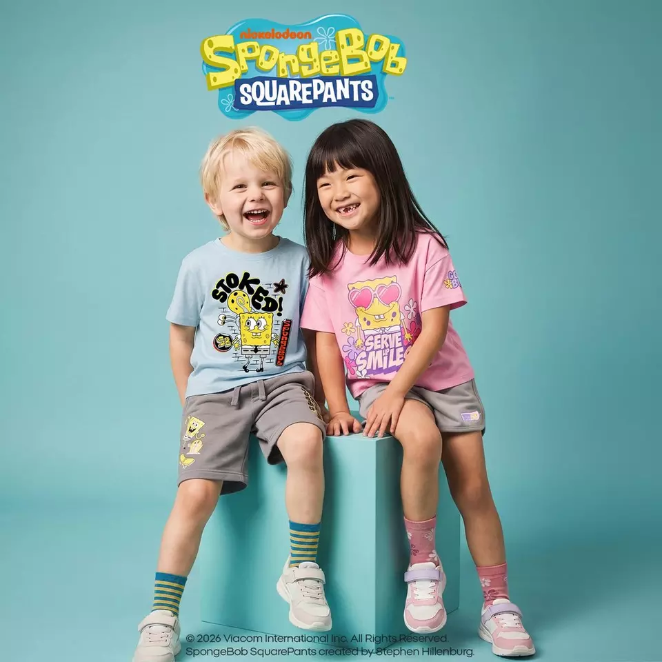 Dos niños sonrientes vistiendo camisetas y pantalones cortos de Pepco con diseños de SpongeBob SquarePants.