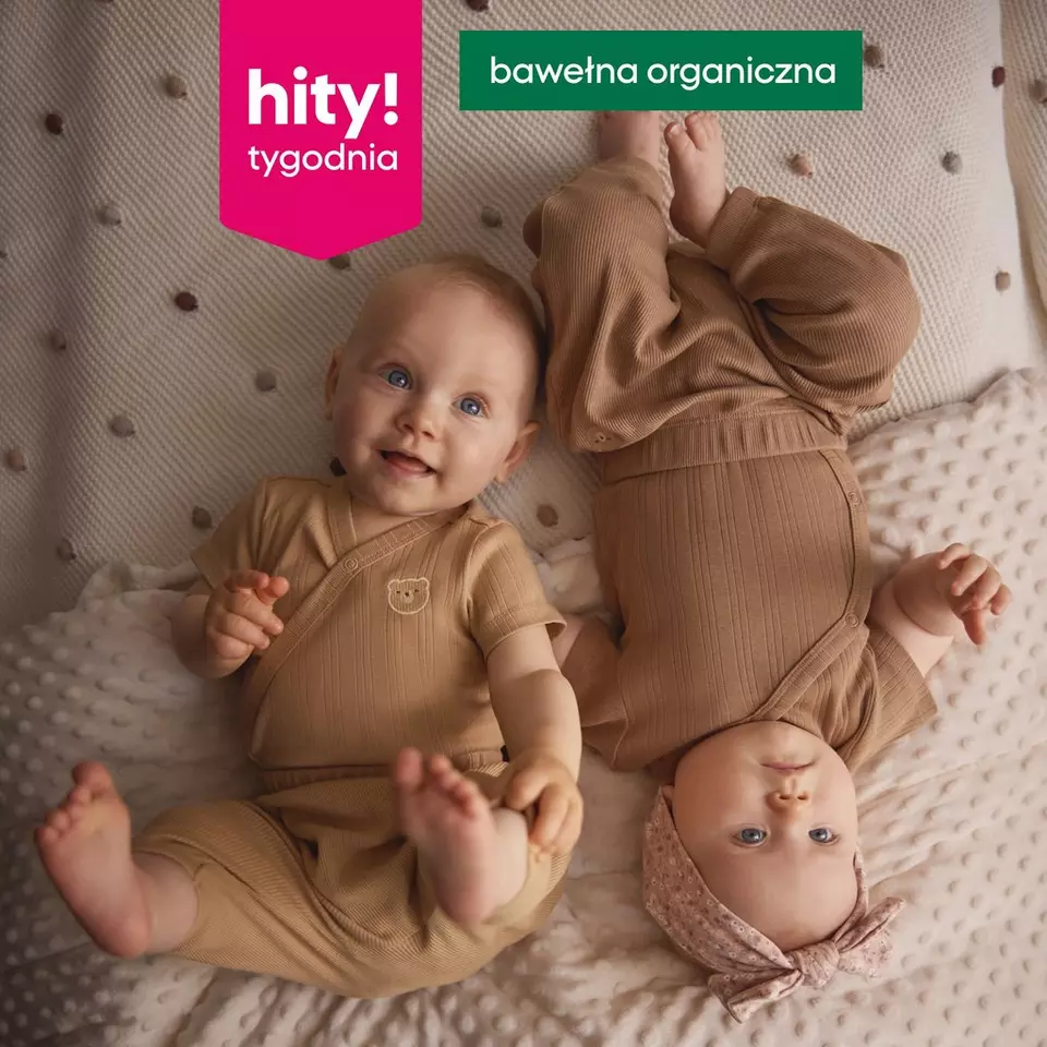 Dzieci Pepco w beżowej odzieży z bawełny organicznej leżą na kocu.