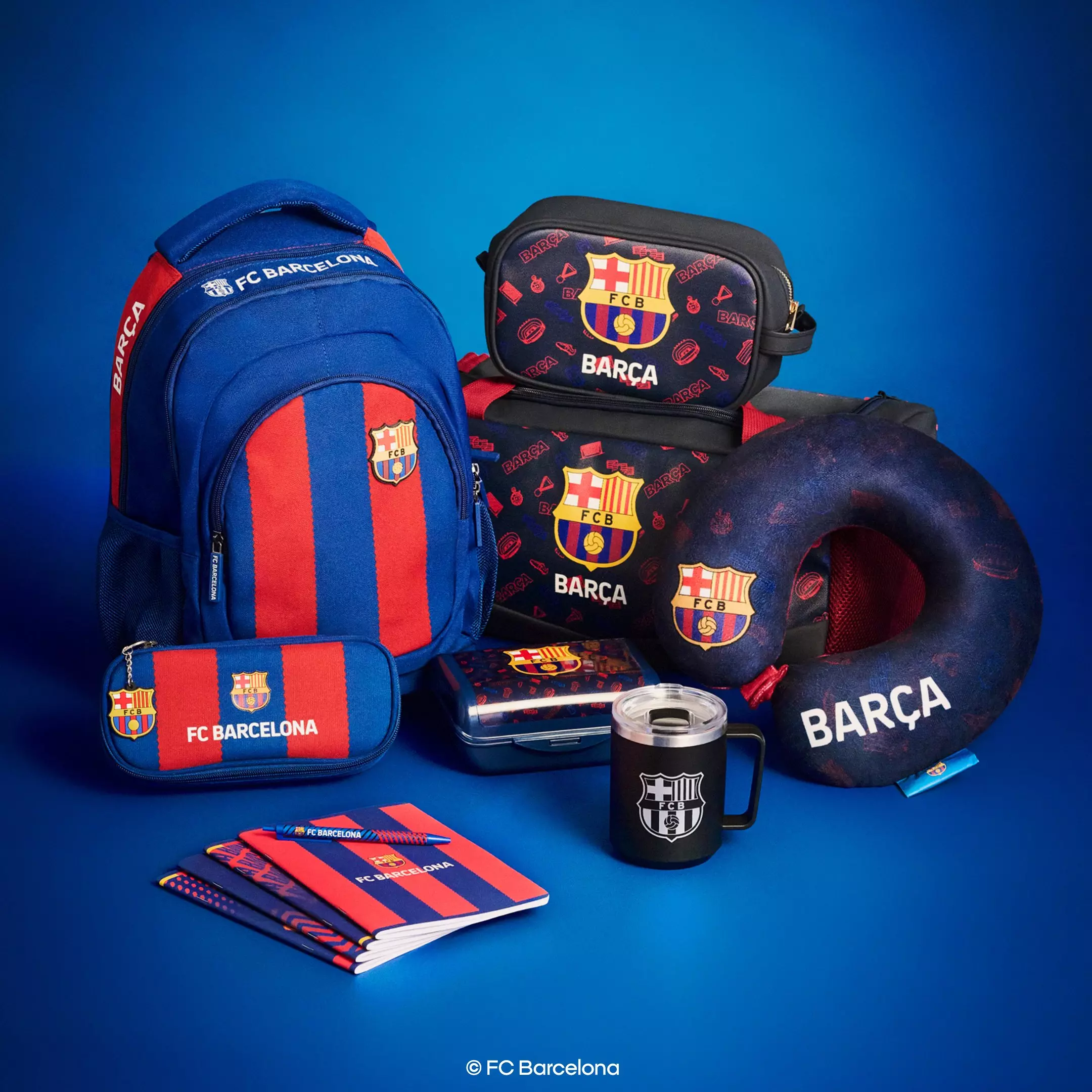 Colecție Pepco FC Barcelona cu rucsac, penar, geantă cosmetice, pernă de călătorie și cană termică.