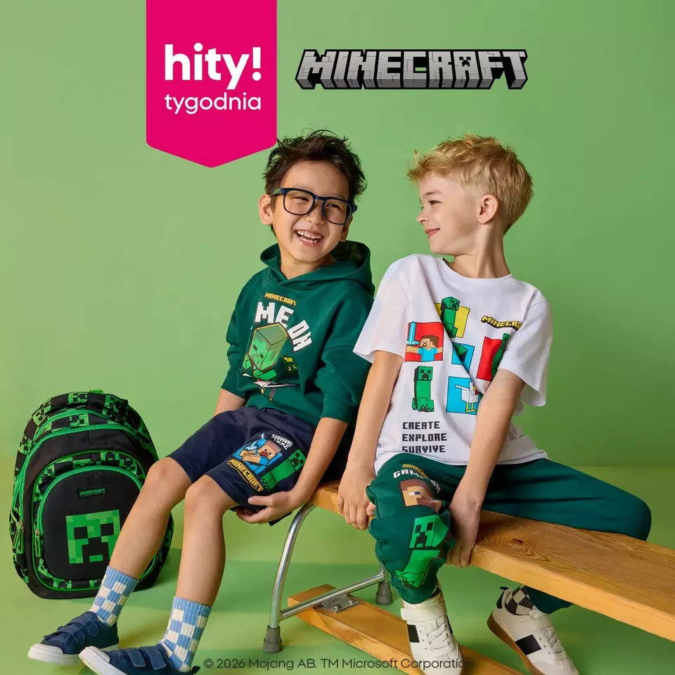 Dwóch chłopców w ubraniach Pepco z motywem MINECRAFT siedzi i uśmiecha się.