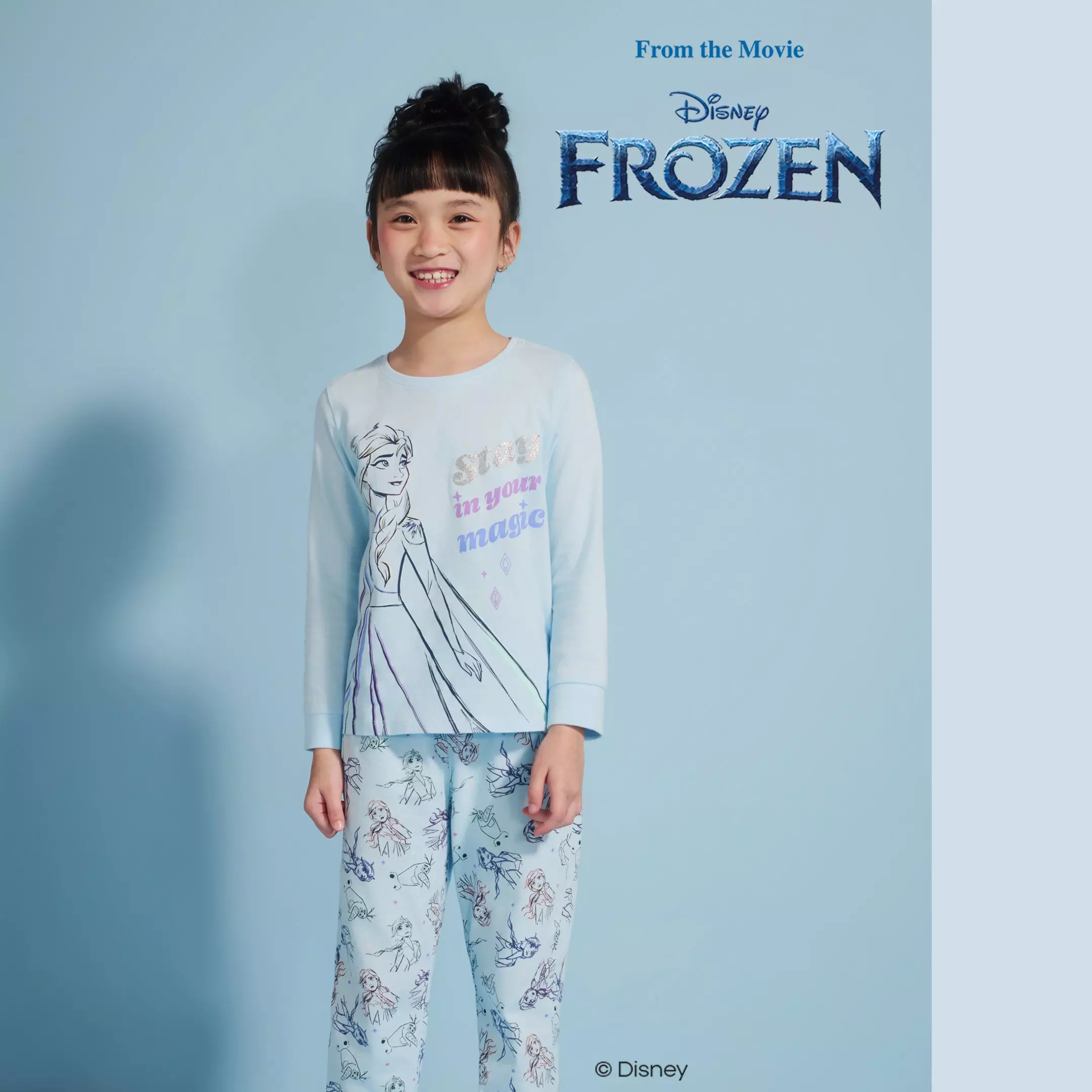 Dívka v pyžamu Pepco s motivem Disney Frozen s Elsou a nápisem stay in your magic.