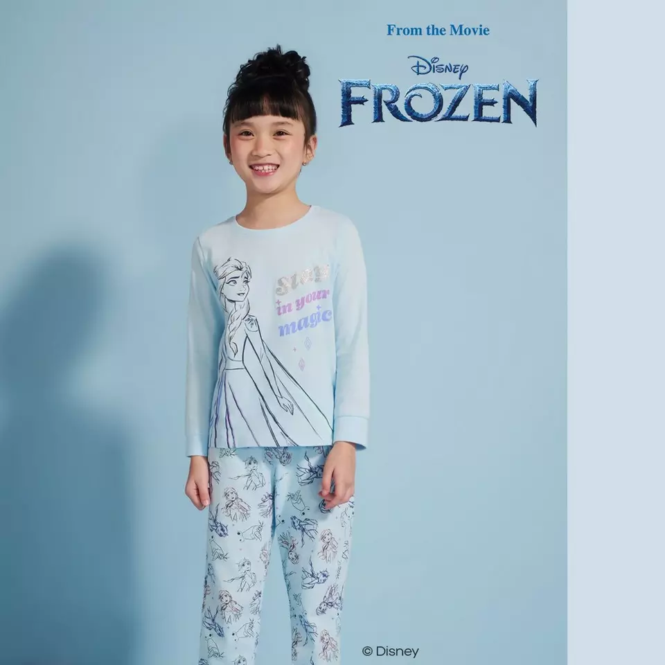Dívka v pyžamu Pepco s motivem Disney Frozen s Elsou a nápisem stay in your magic.