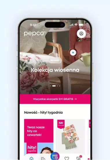 Ekran aplikacji Pepco pokazujący wiosenną kolekcję, promocję "Wszystkie skarpetki 2+1 gratis" oraz hity tygodnia z kwiatowym szalem.