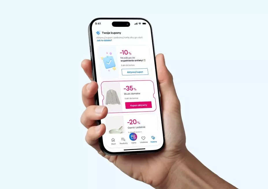 Dłoń trzymająca smartfon z aplikacją zakupową wyświetlającą kupony rabatowe -10%, -35% i -20% na różne produkty.