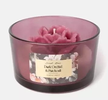 Vela aromática Pepco de tres mechas en vaso morado con aroma Dark Orchid & Patchouli y decoración floral rosa.