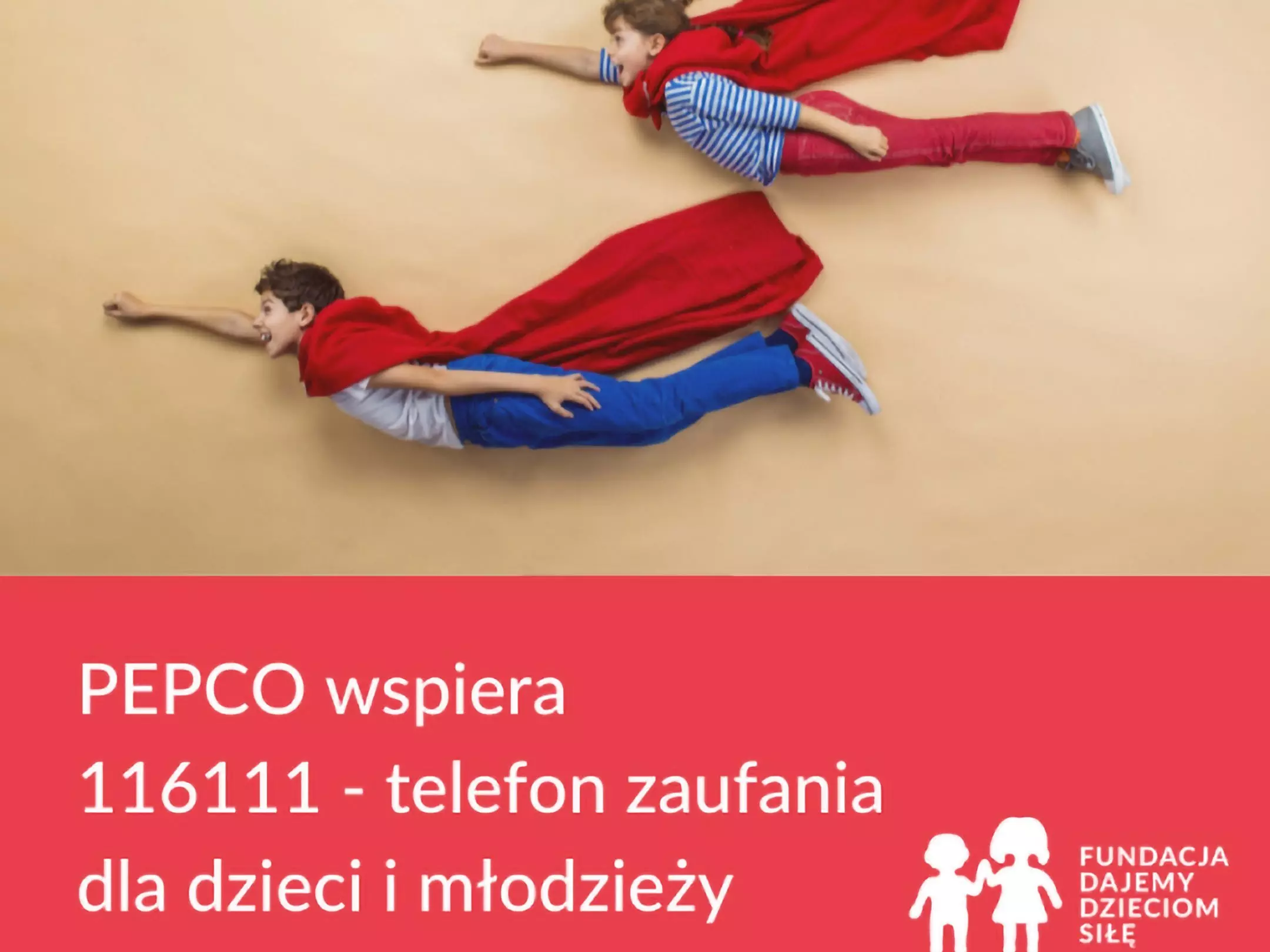 Dzieci w czerwonych pelerynach superbohaterów udające lot. Pepco wspiera telefon zaufania 116111 dla dzieci i młodzieży.