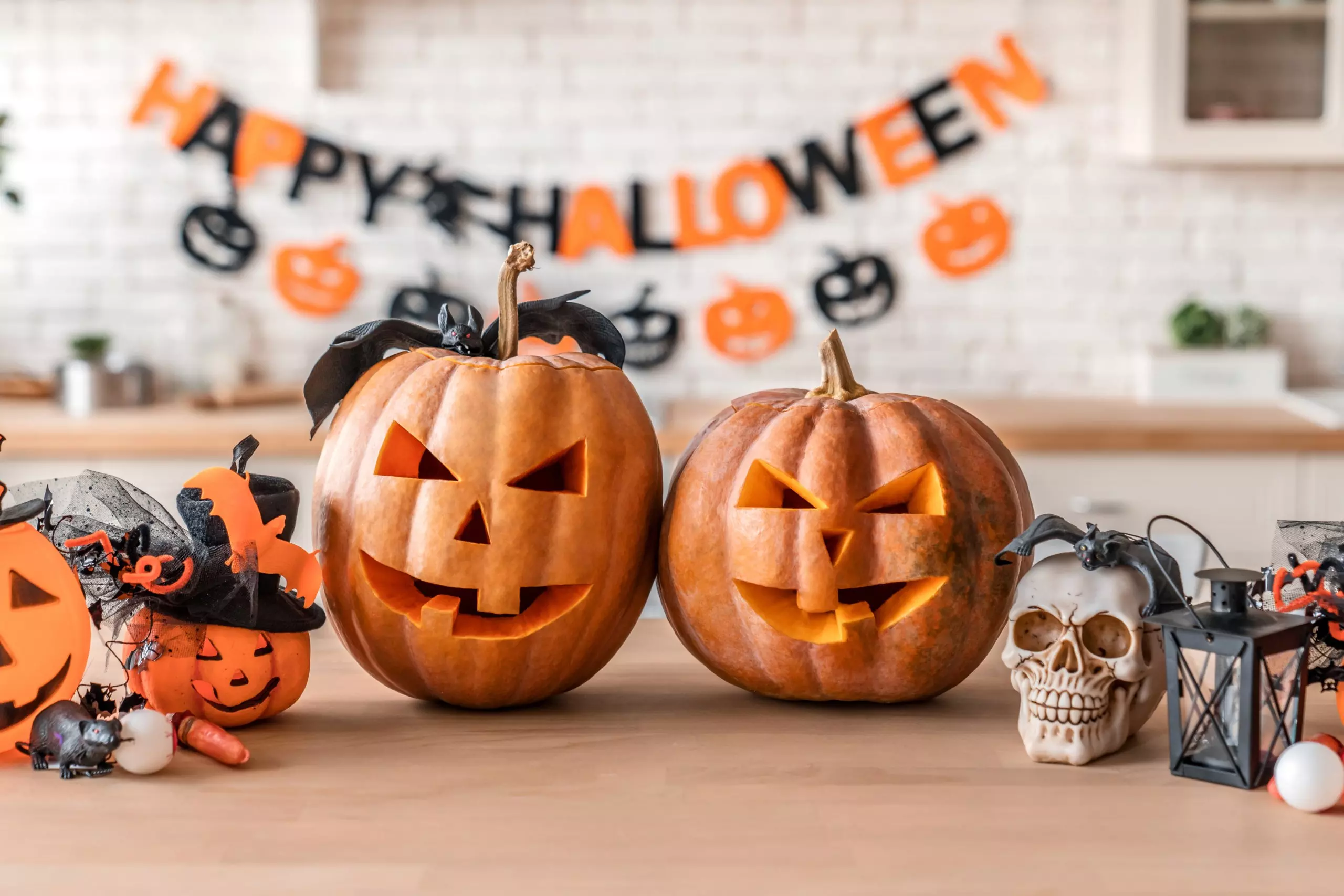 casa decorata per Halloween con zucche, teschi e festoni 