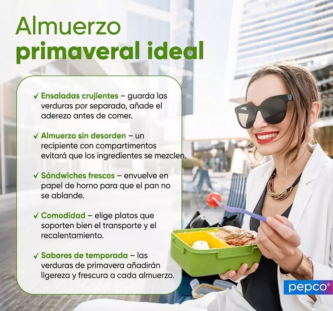 Mujer con gafas de sol sonriendo mientras sostiene un recipiente de almuerzo verde y un tenedor.