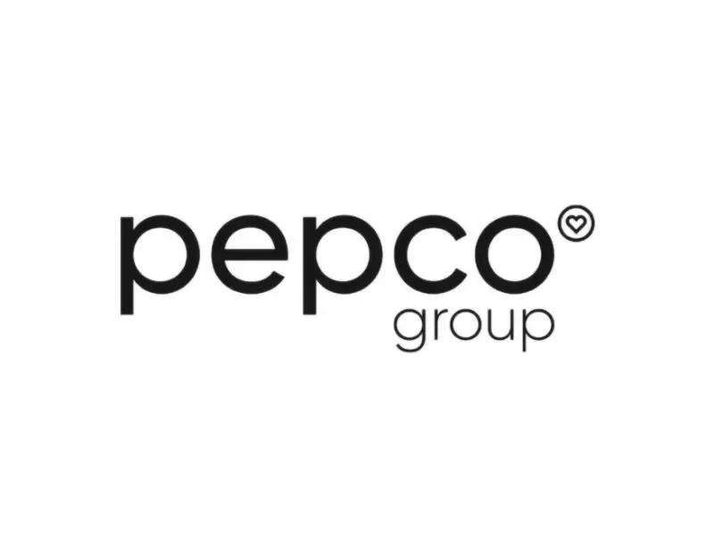 Logo společnosti Pepco group s malým symbolem srdce v kroužku nad písmenem o.