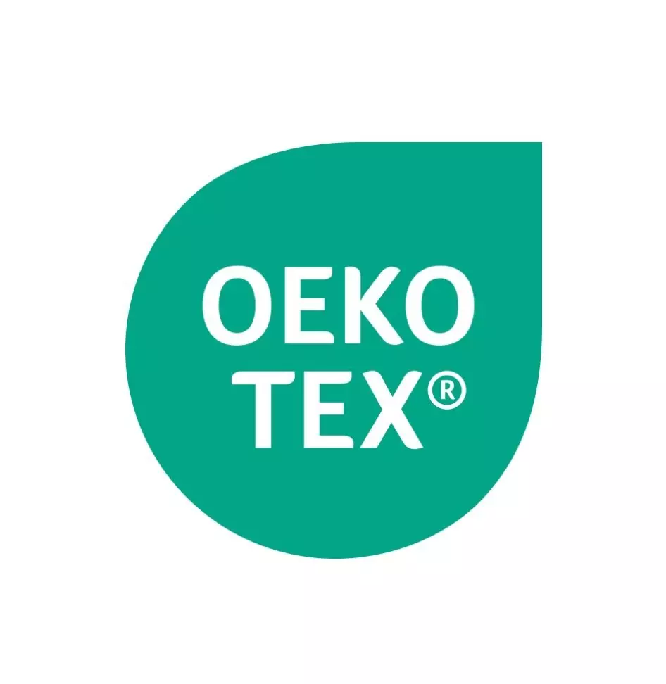 Zielone logo OEKO-TEX na produktach tekstylnych Pepco, oznaczające certyfikat bezpieczeństwa materiałów.