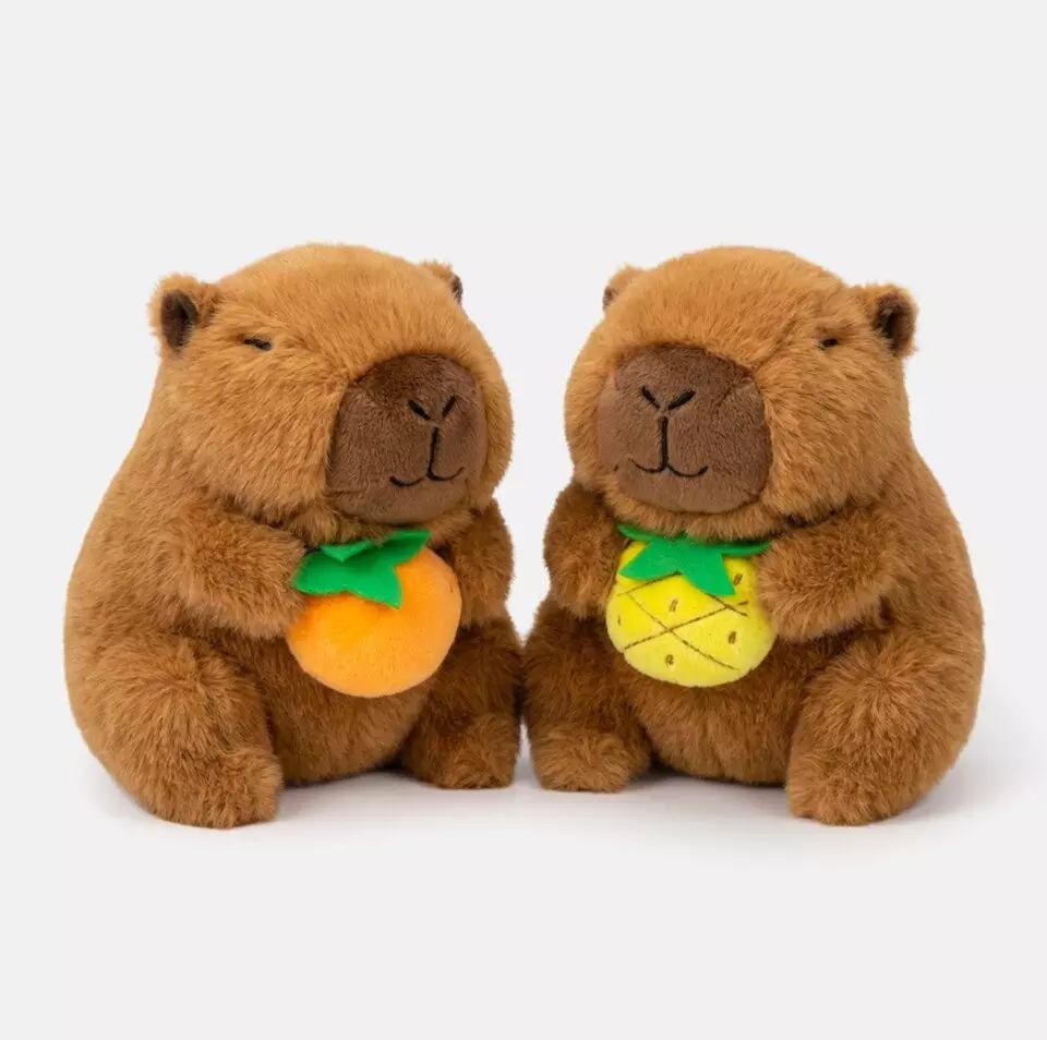 Dwie brązowe pluszowe misie Pepco trzymające owoce - jeden pomarańczę, drugi ananasa.