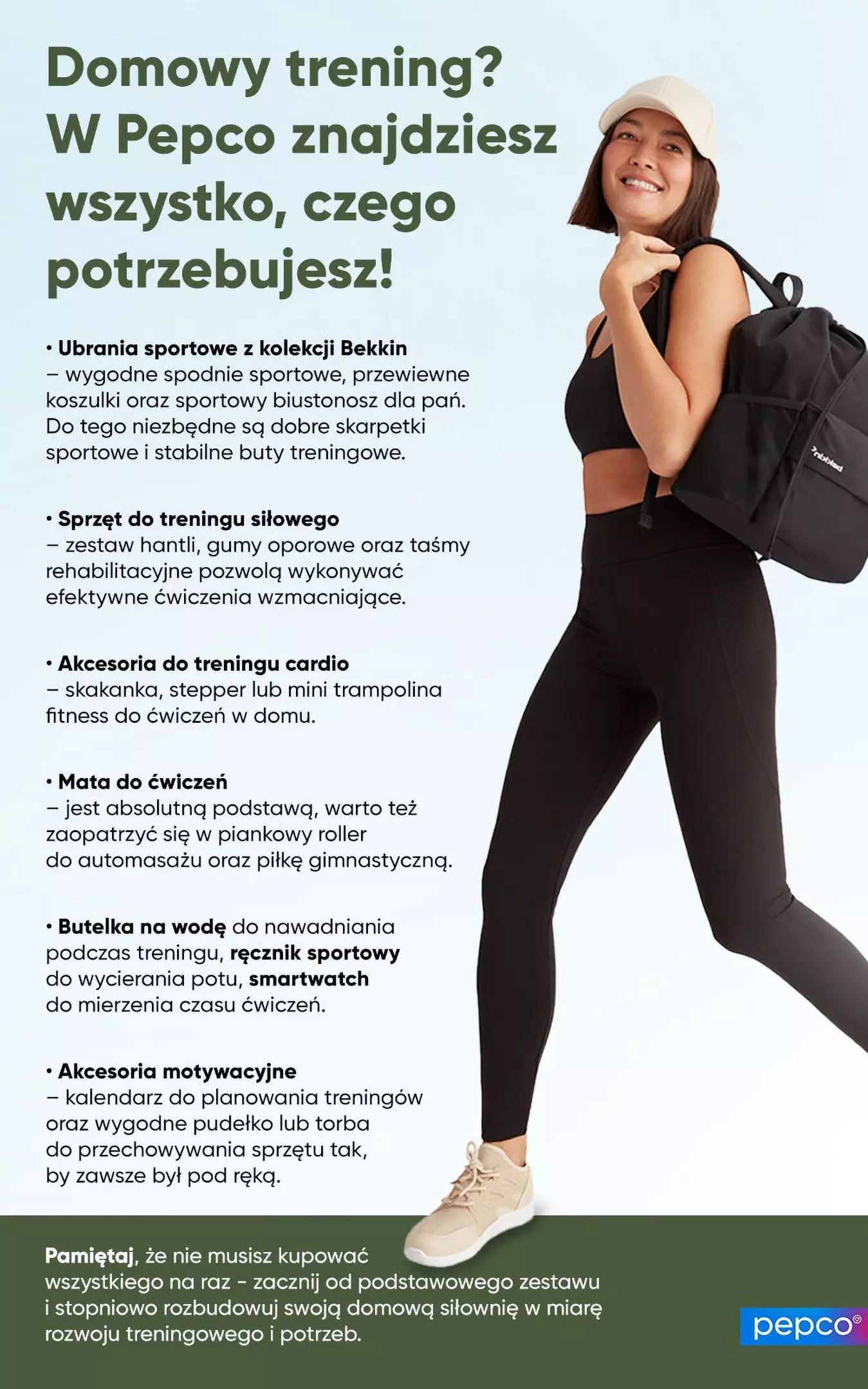 Osoba w czarnym stroju sportowym z torbą, prezentująca ofertę Pepco na domowy trening, z listą produktów sportowych dostępnych w sklepie.