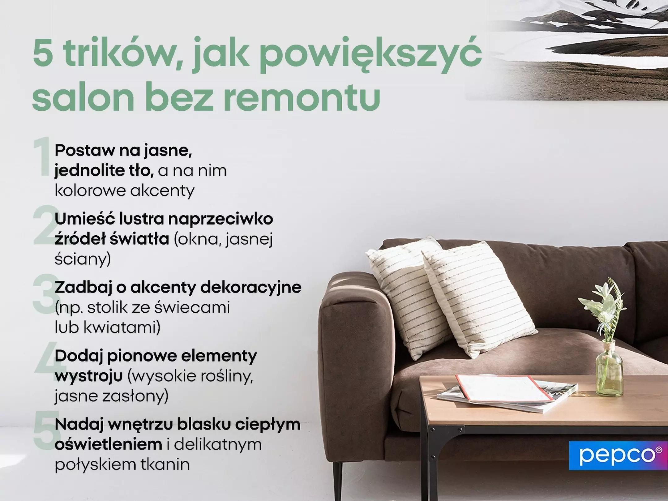 Pepco poradnik z 5 trikami na optyczne powiększenie salonu bez remontu, pokazujący brązową sofę z poduszkami i stolikiem.
