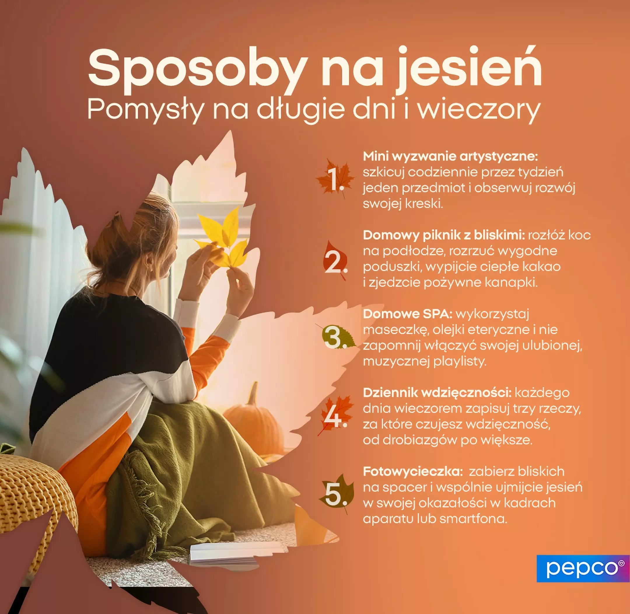 Osoba trzymająca jesienny liść przy oknie z infografiką Pepco prezentującą 5 pomysłów na jesienne aktywności domowe.