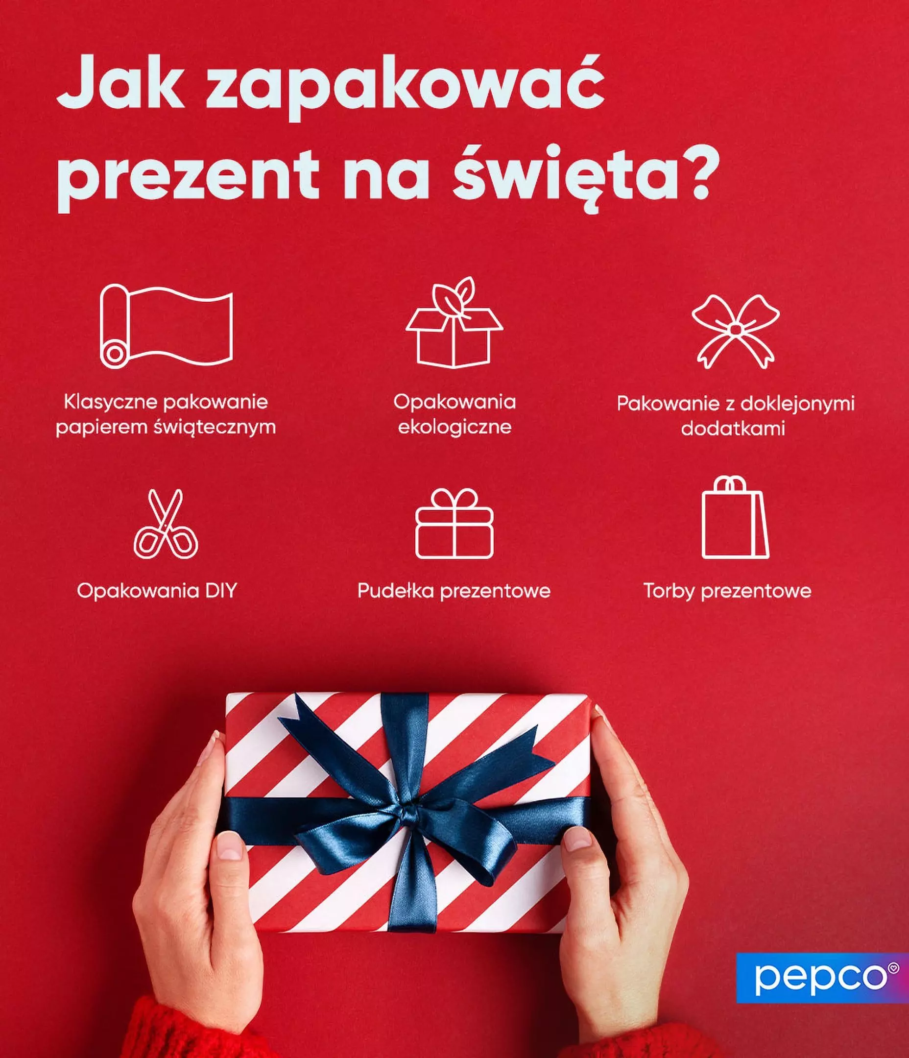 Poradnik Pepco prezentujący sześć sposobów pakowania prezentów świątecznych oraz dłonie trzymające ozdobne pudełko z niebieską kokardą.