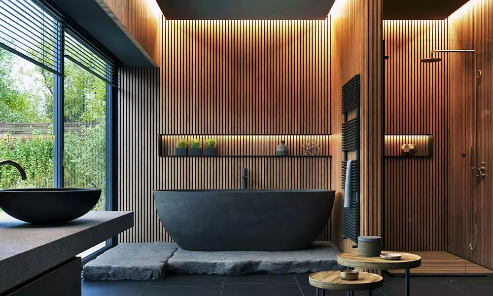 Nowoczesna łazienka z drewnianymi panelami, czarną wanną i umywalką od Pepco, z dużym oknem wychodzącym na zieleń.