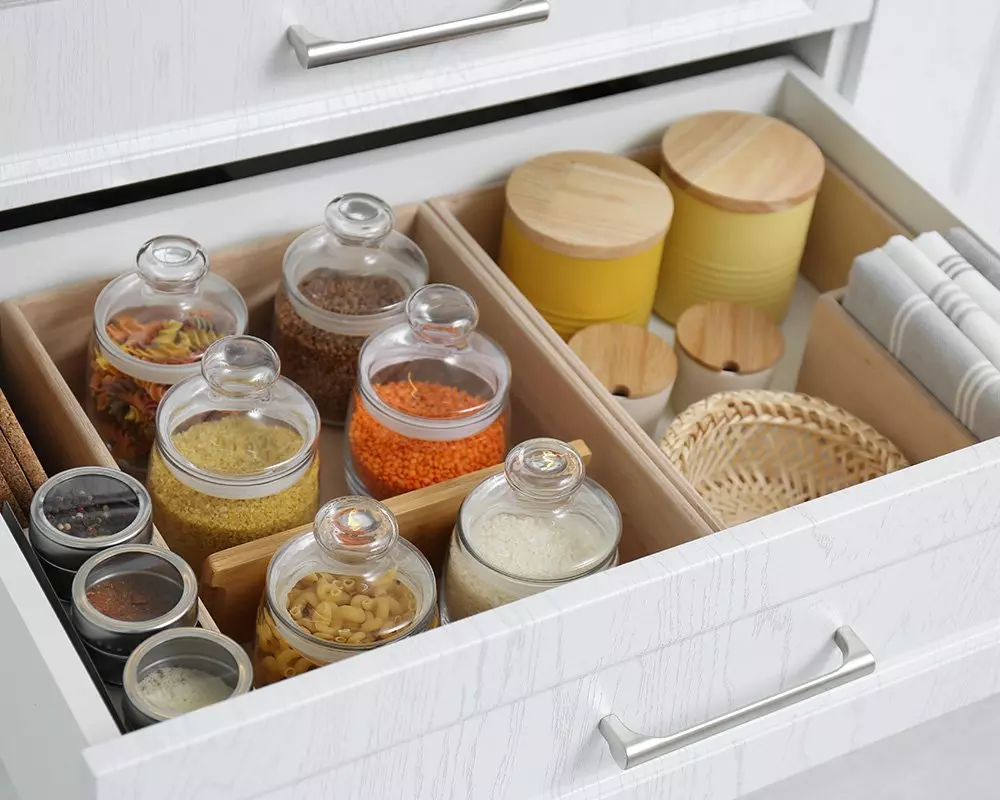 Zorganizowana szuflada kuchenna Pepco z pojemnikami na produkty sypkie, makarony i przyprawy w szklanych słoikach.