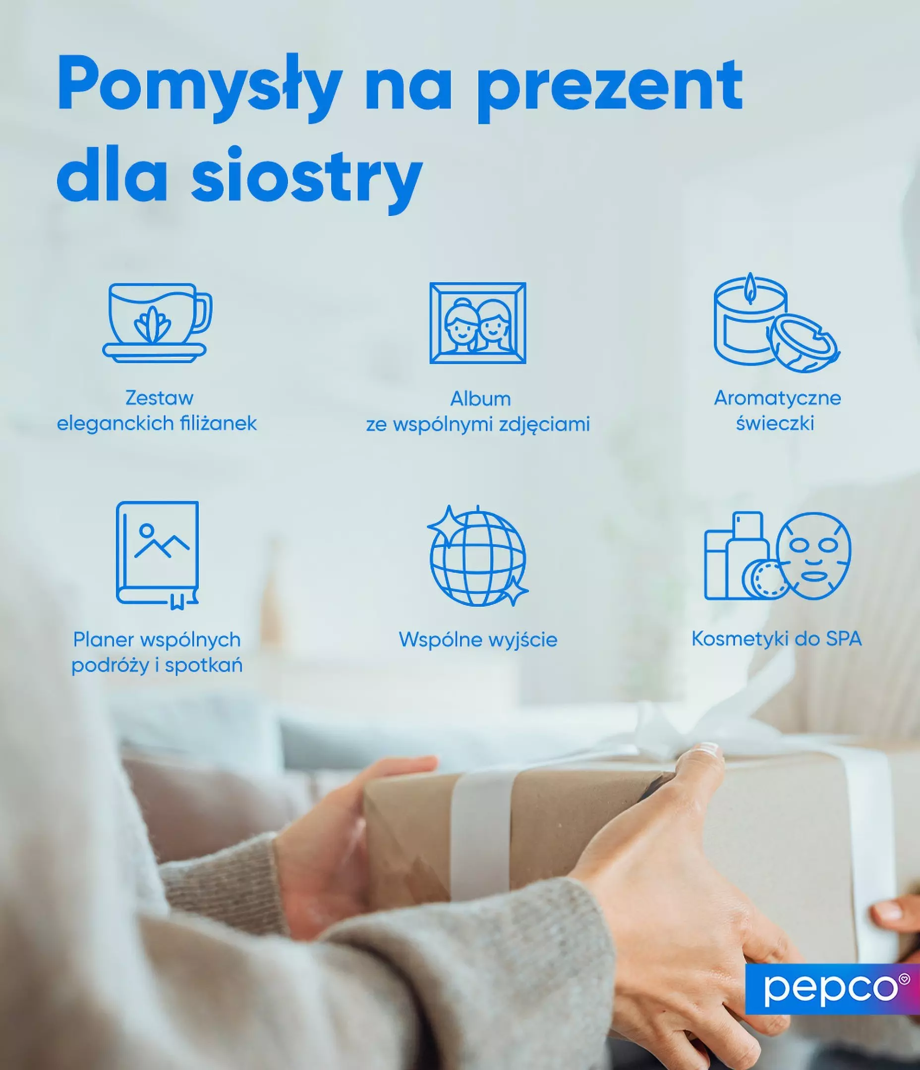 Ręce trzymające zapakowany prezent z grafiką pomysłów na prezenty dla siostry, w tym filiżanki i świece od Pepco.