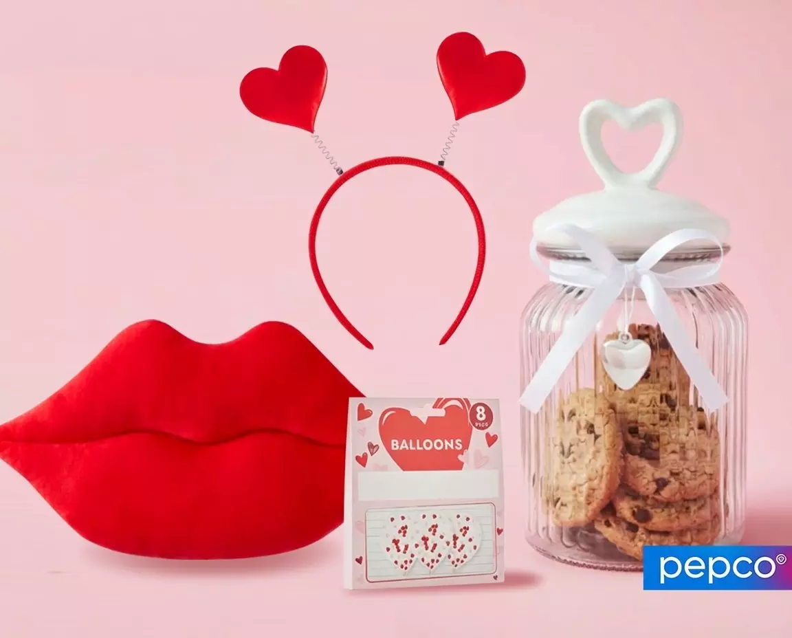 Walentynkowe akcesoria Pepco: czerwona poduszka w kształcie ust, opaska z sercami, balony i szklany słoik z ciasteczkami.