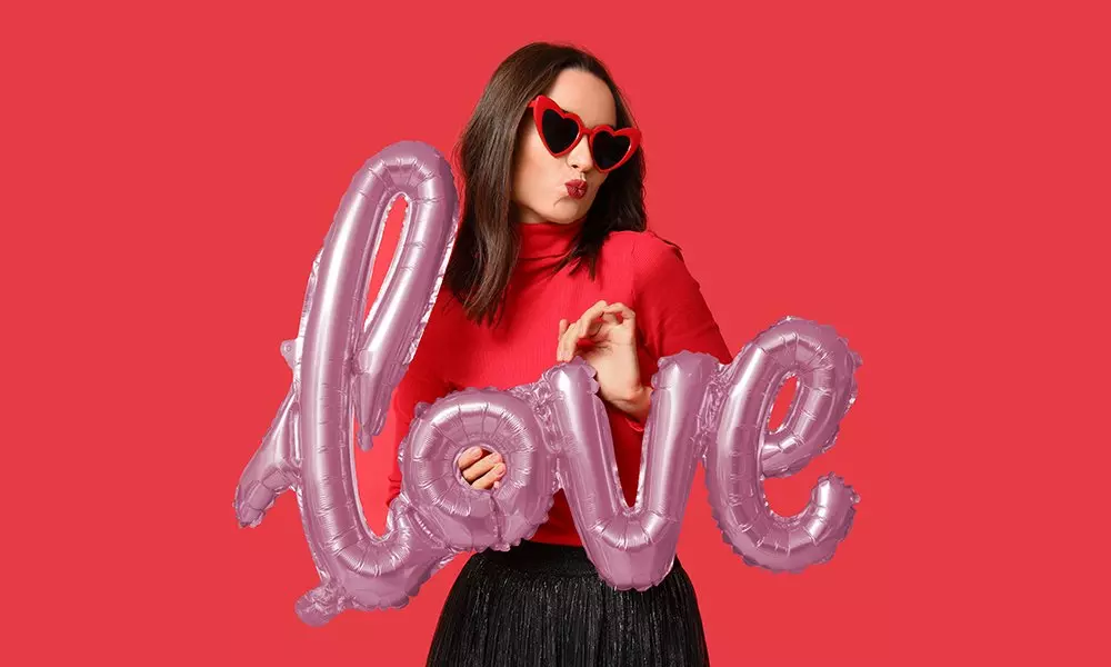 Kobieta trzymająca balon z napisem love - tytułowa