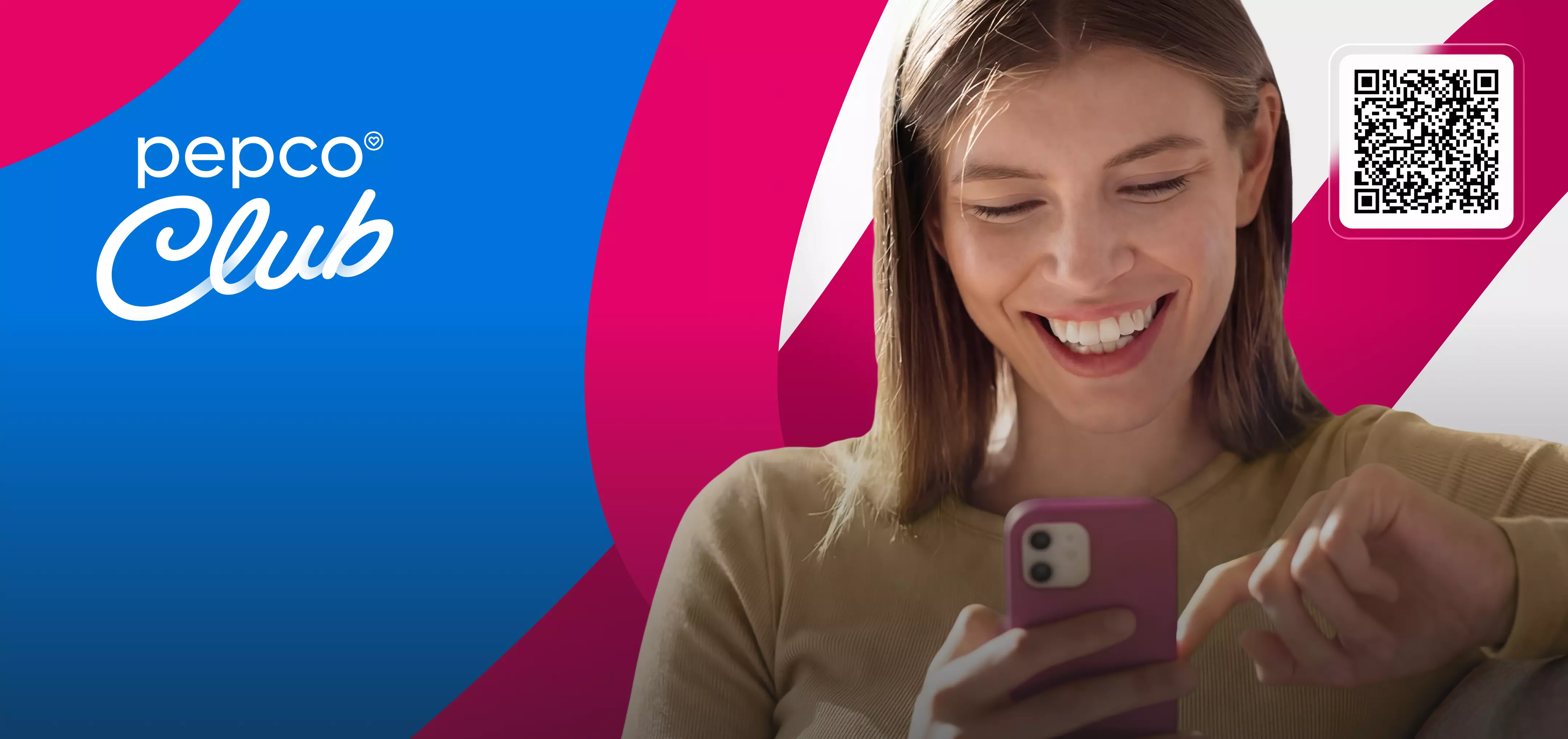 Kobieta uśmiecha się patrząc na smartfon z logo pepco Club i kodem QR w tle.