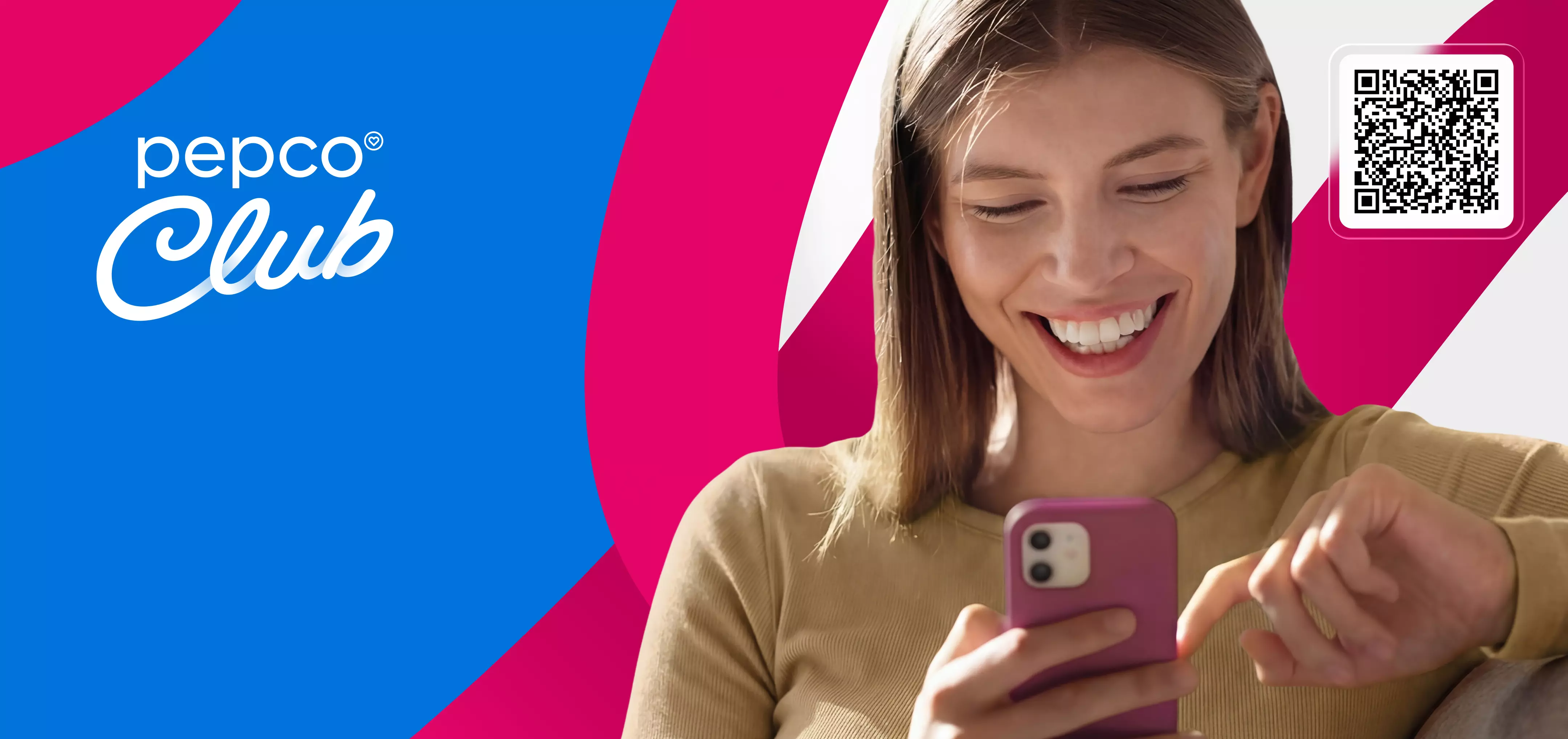Uśmiechnięta kobieta korzystająca z telefonu, obok logo Pepco Club i kod QR na różowo-niebieskim tle.