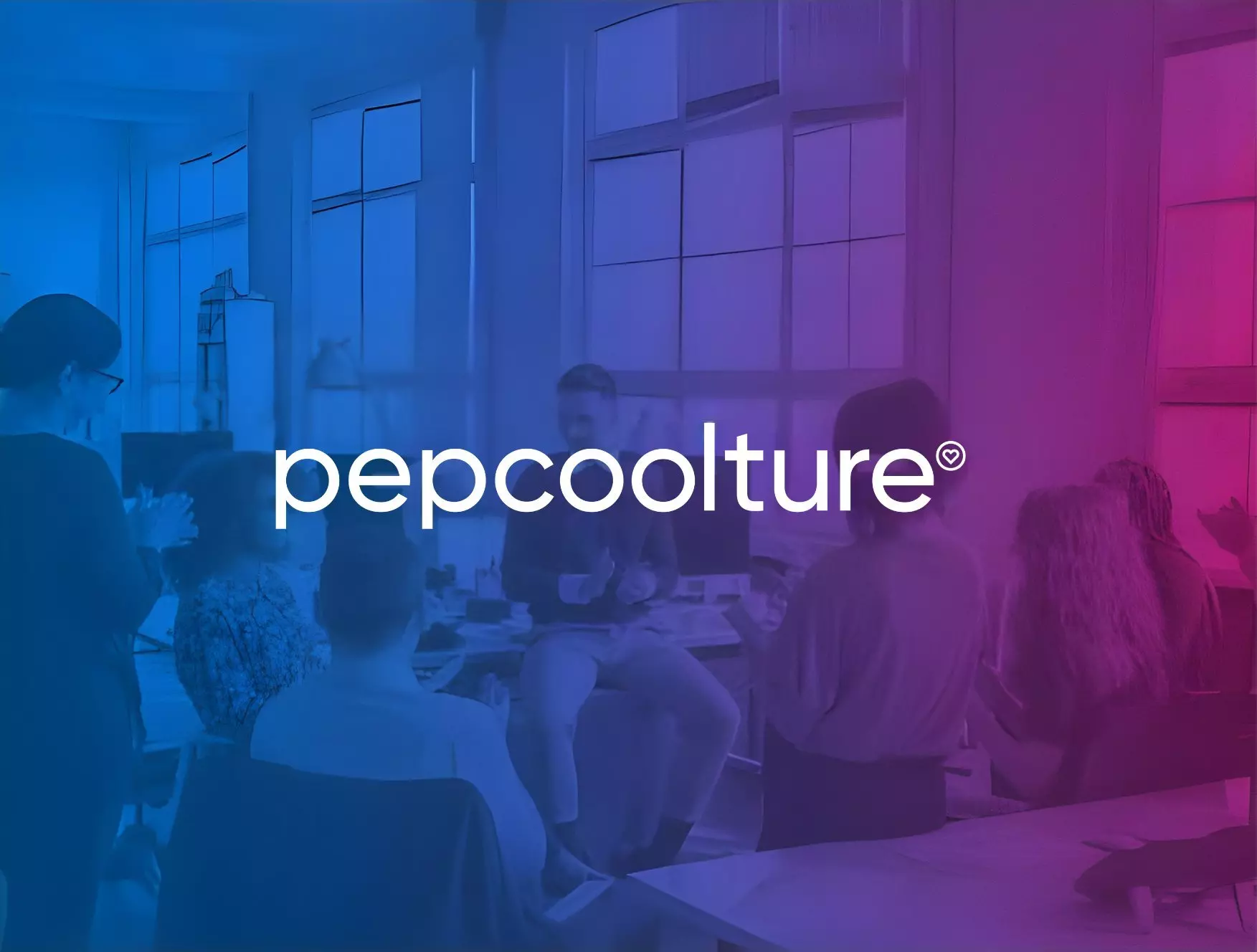 Logo pepcoolture pe imagine cu oameni colaborând într-un spațiu de birou modern.