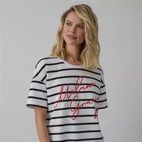 Kobieta w białej koszulce w czarne paski z czerwonym napisem "Urban Grace".