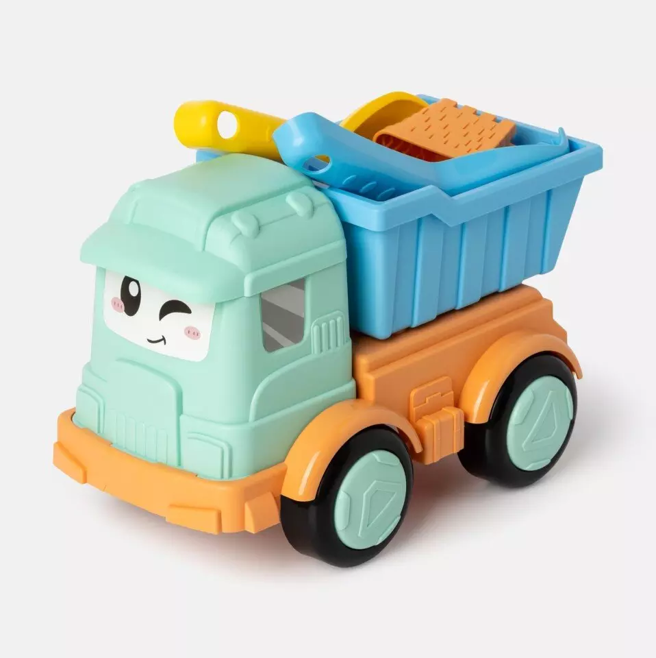 Plastikowa ciężarówka-zabawka z uśmiechniętą buzią i niebieską skrzynią wypełnioną akcesoriami plażowymi.