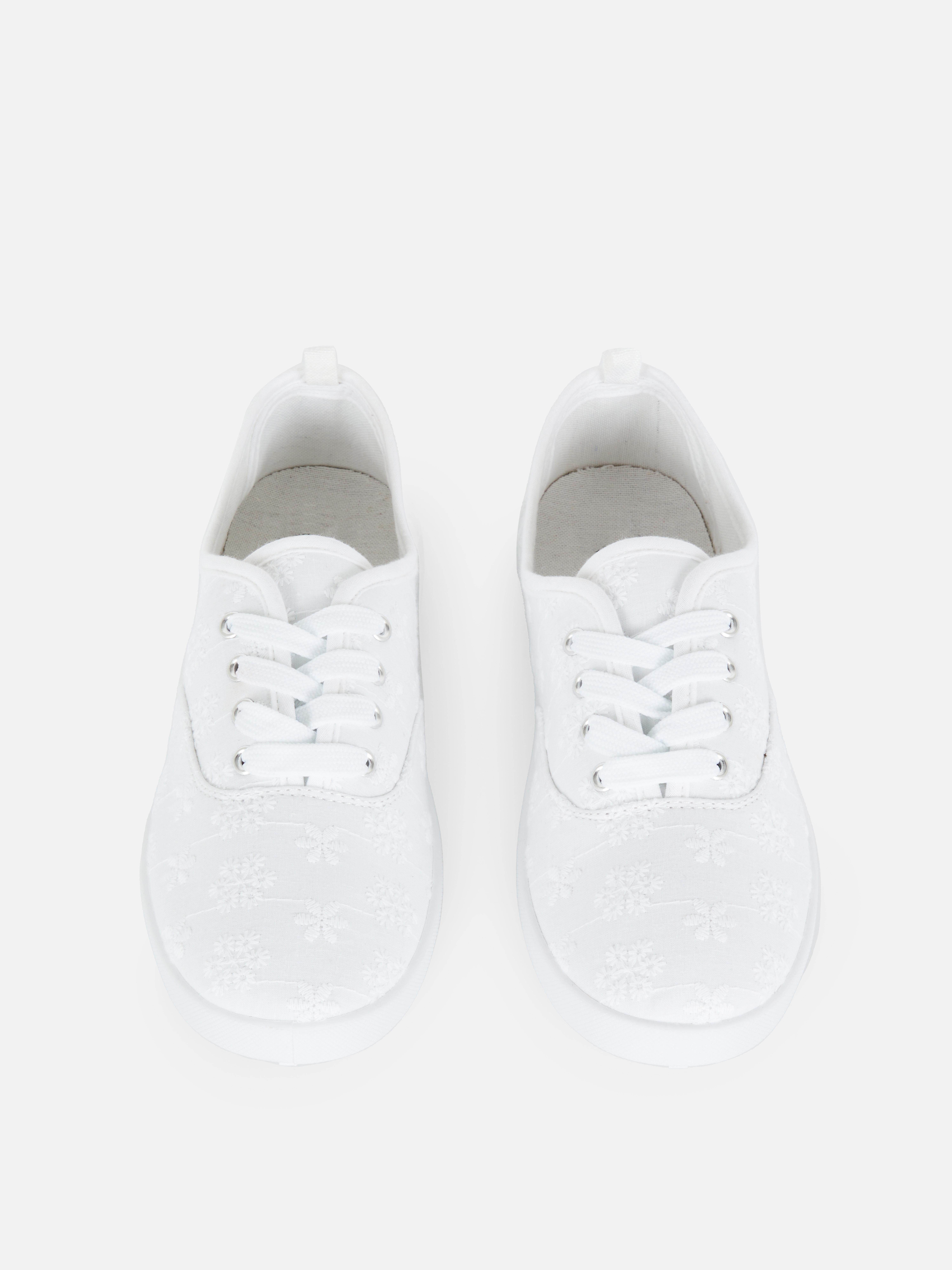 Canvas-Sneaker mit Lochstickerei
