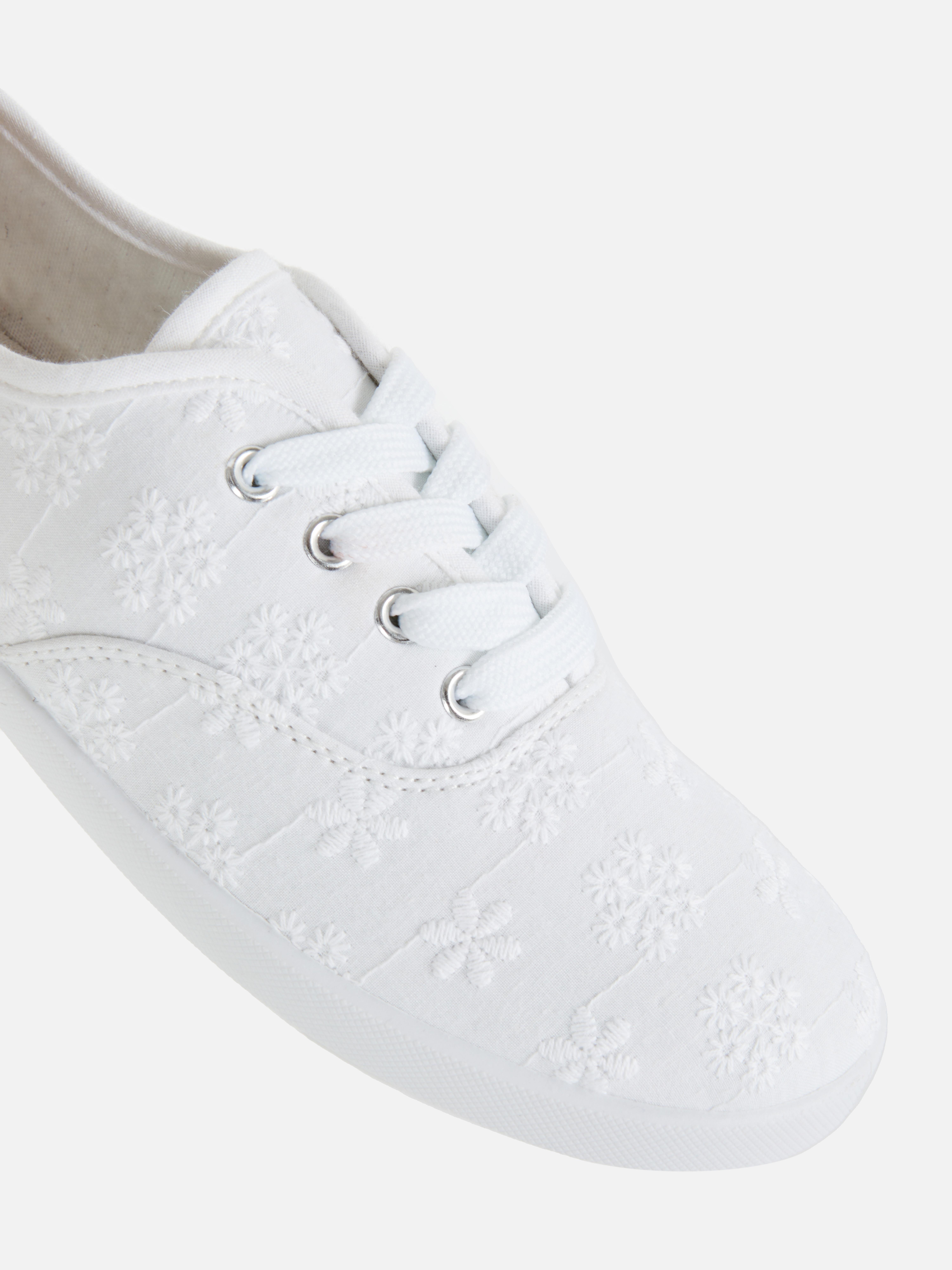 Canvas-Sneaker mit Lochstickerei
