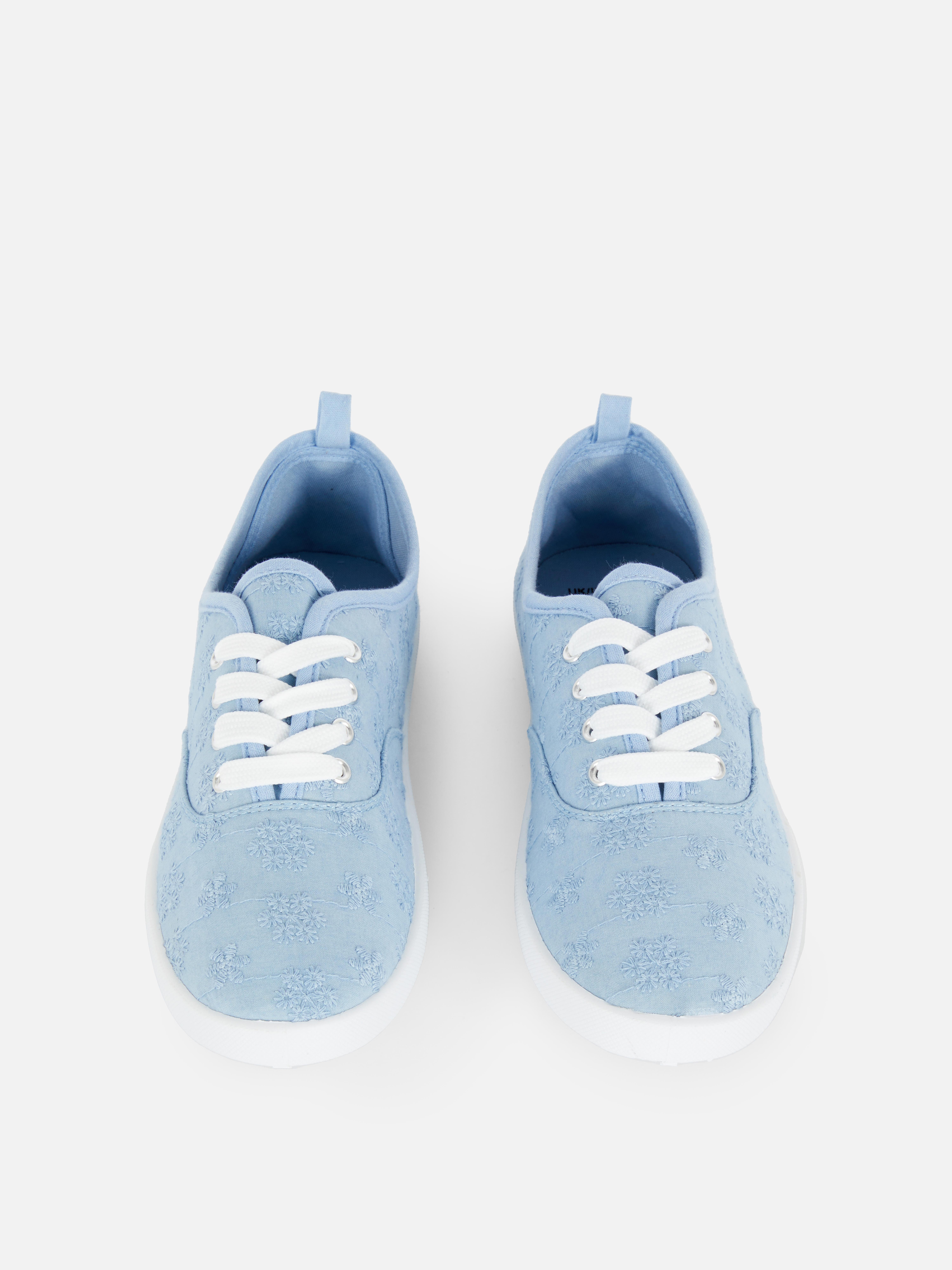 Canvas-Sneaker mit Lochstickerei