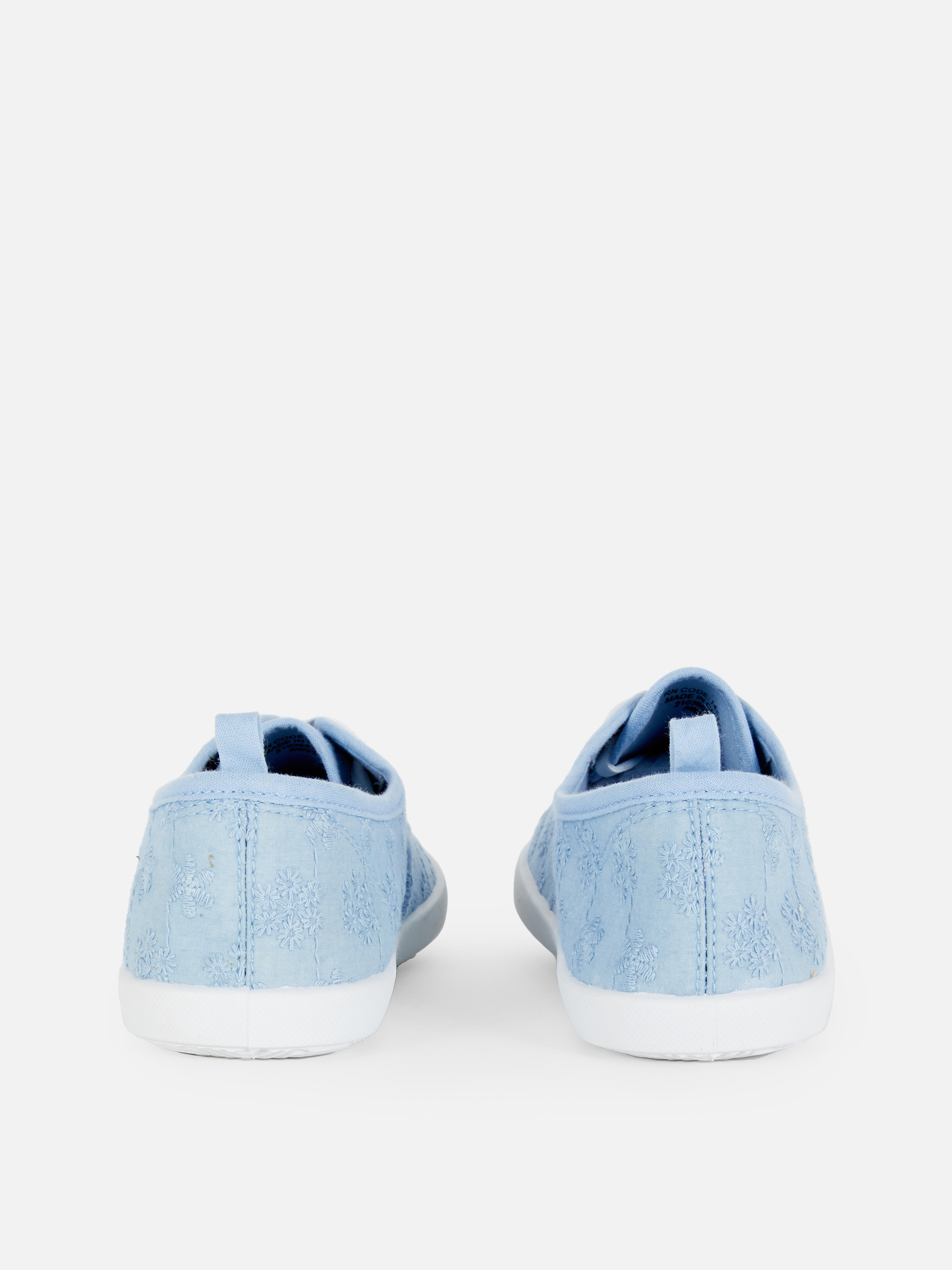 Canvas-Sneaker mit Lochstickerei