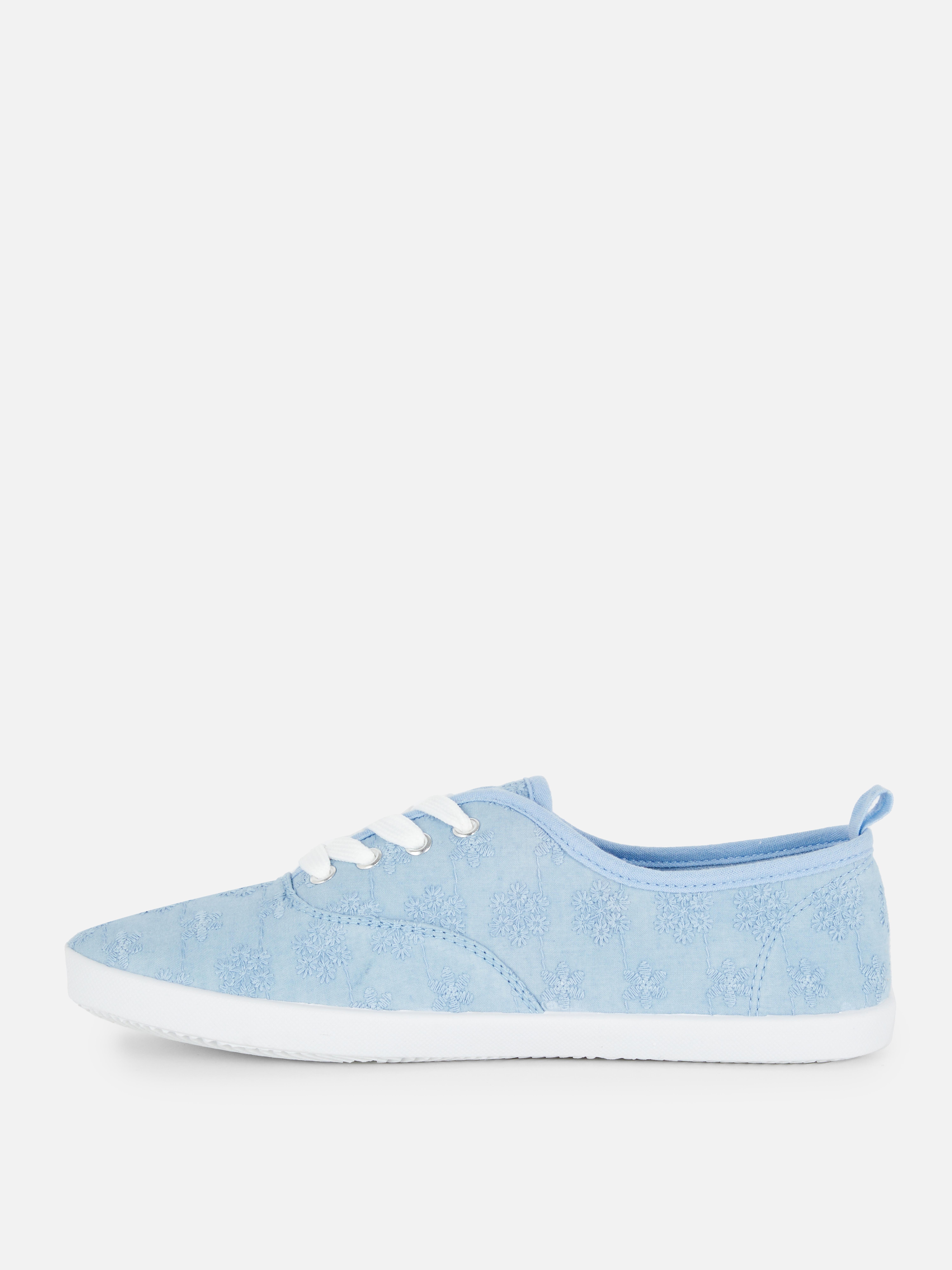 Canvas-Sneaker mit Lochstickerei
