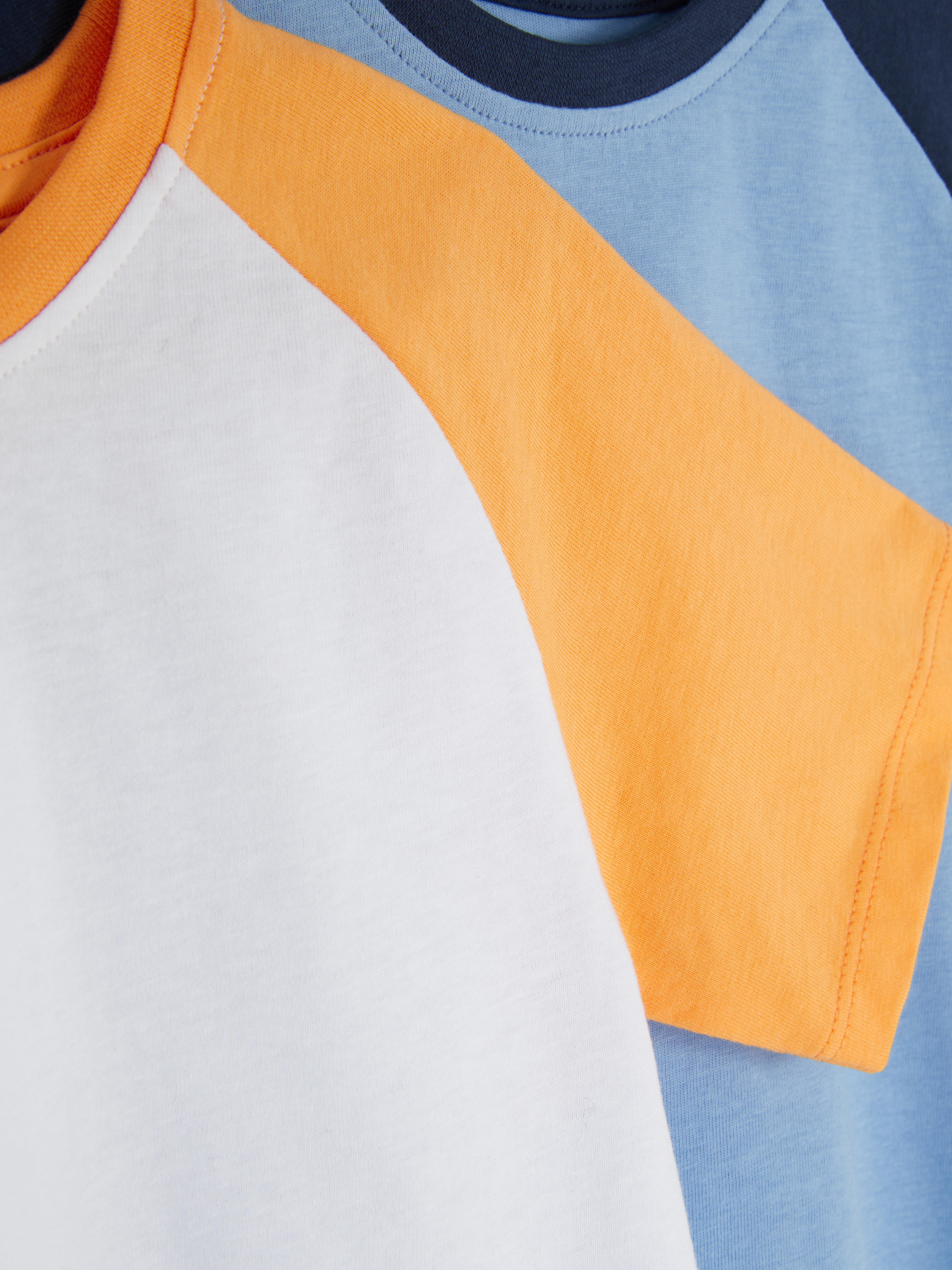 2 T-shirt con maniche raglan
