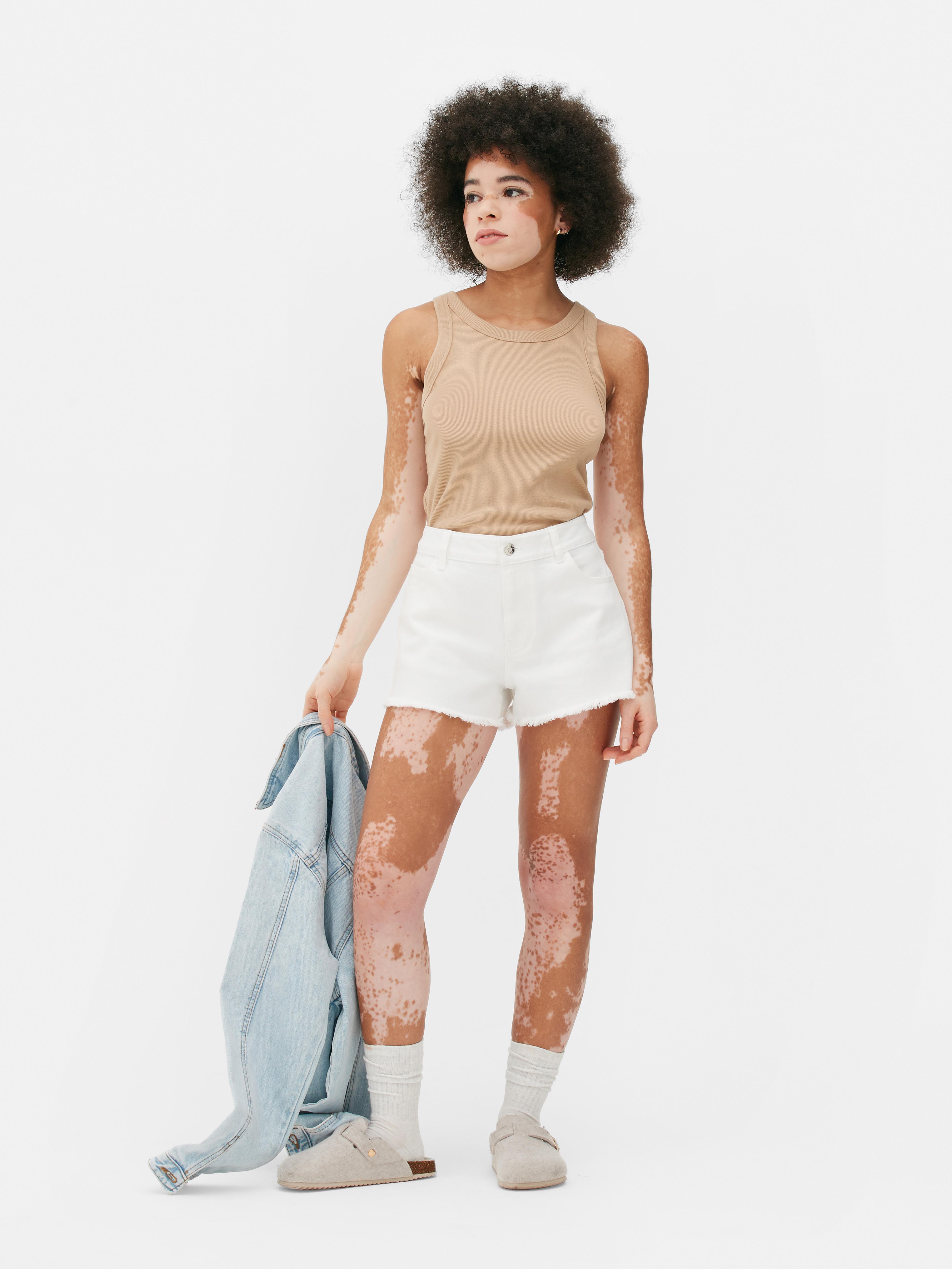 Pantaloncini jeans con orlo sfrangiato