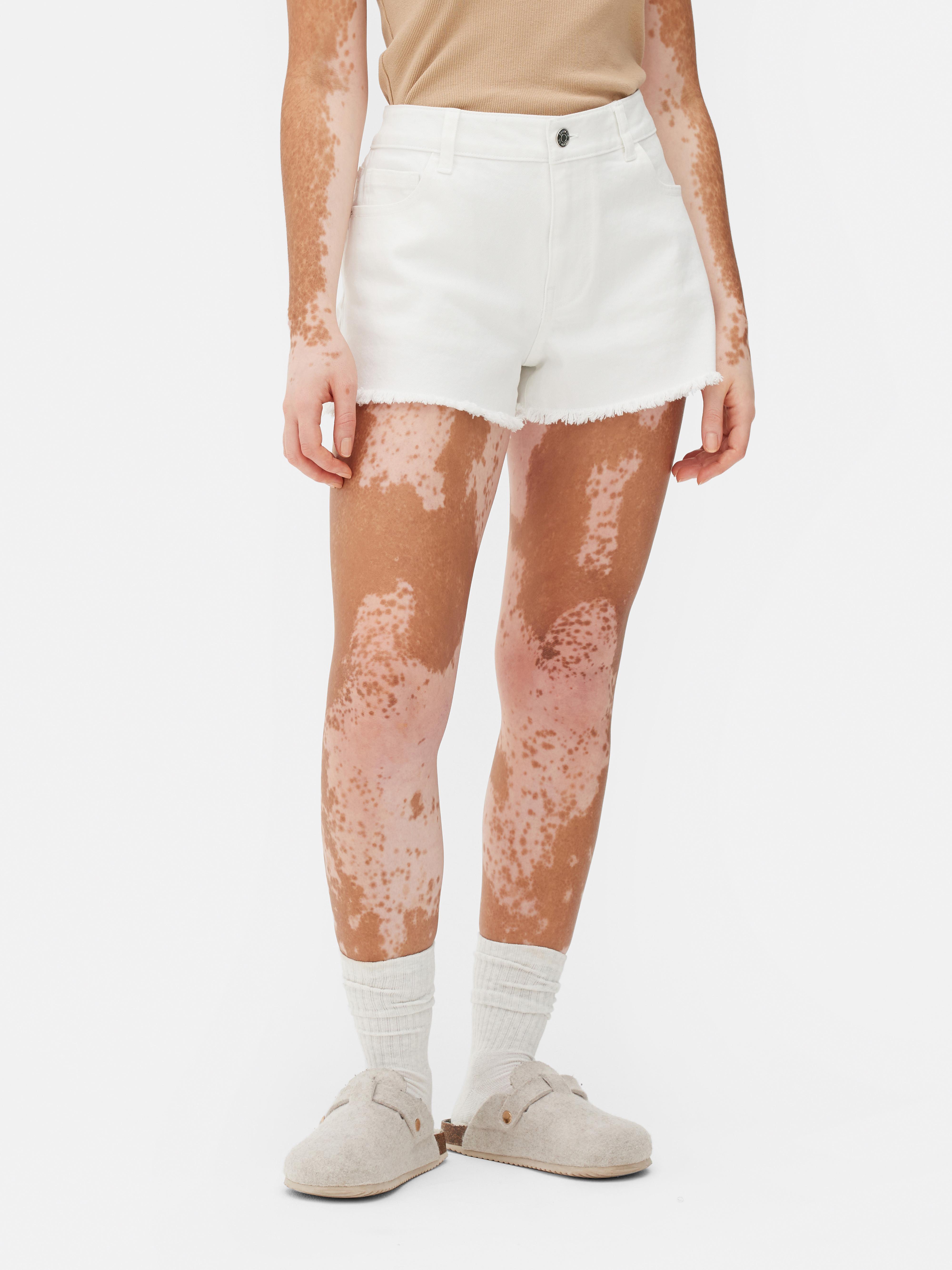 Pantaloncini jeans con orlo sfrangiato