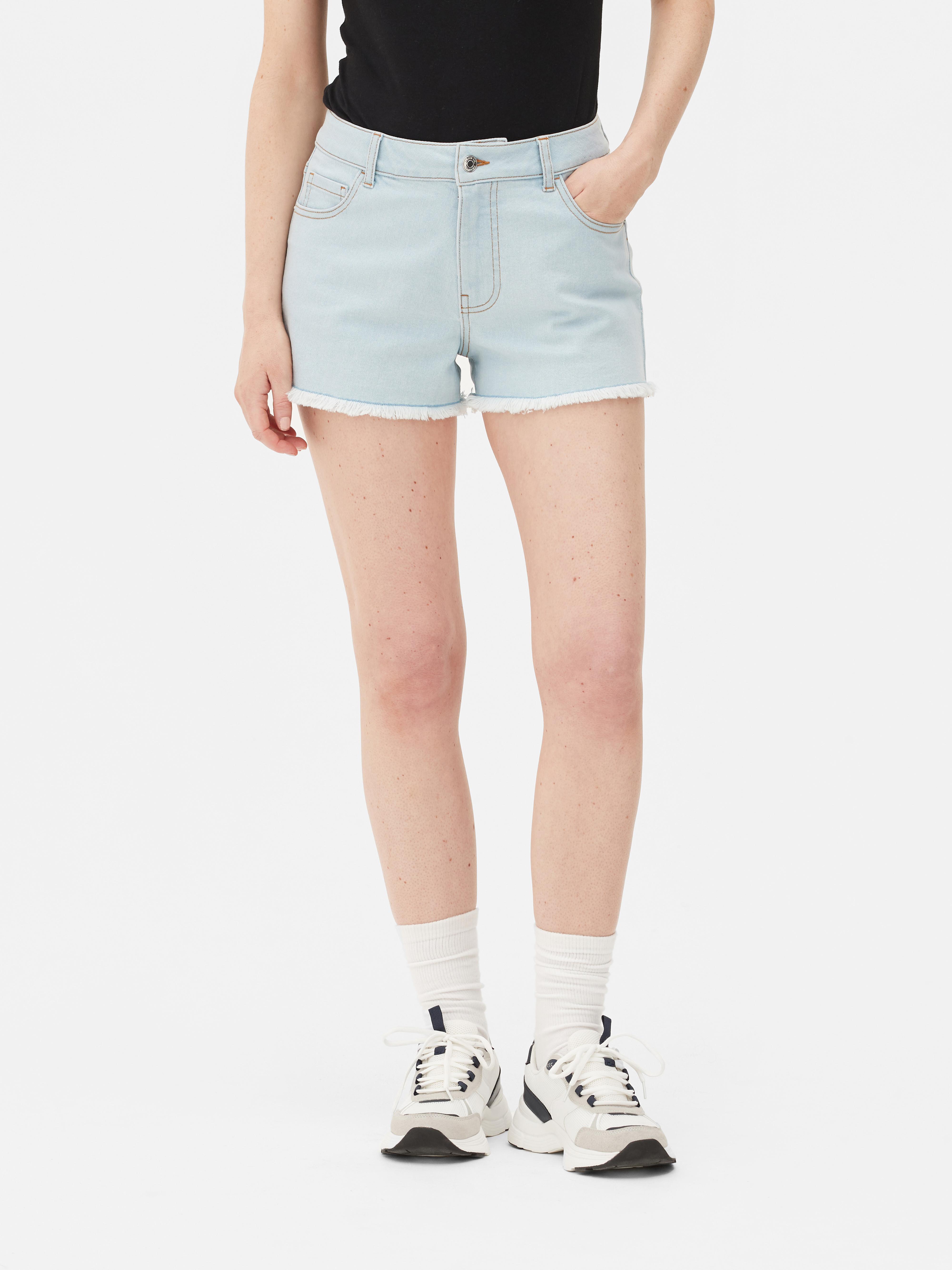 Pantaloncini jeans con orlo sfrangiato