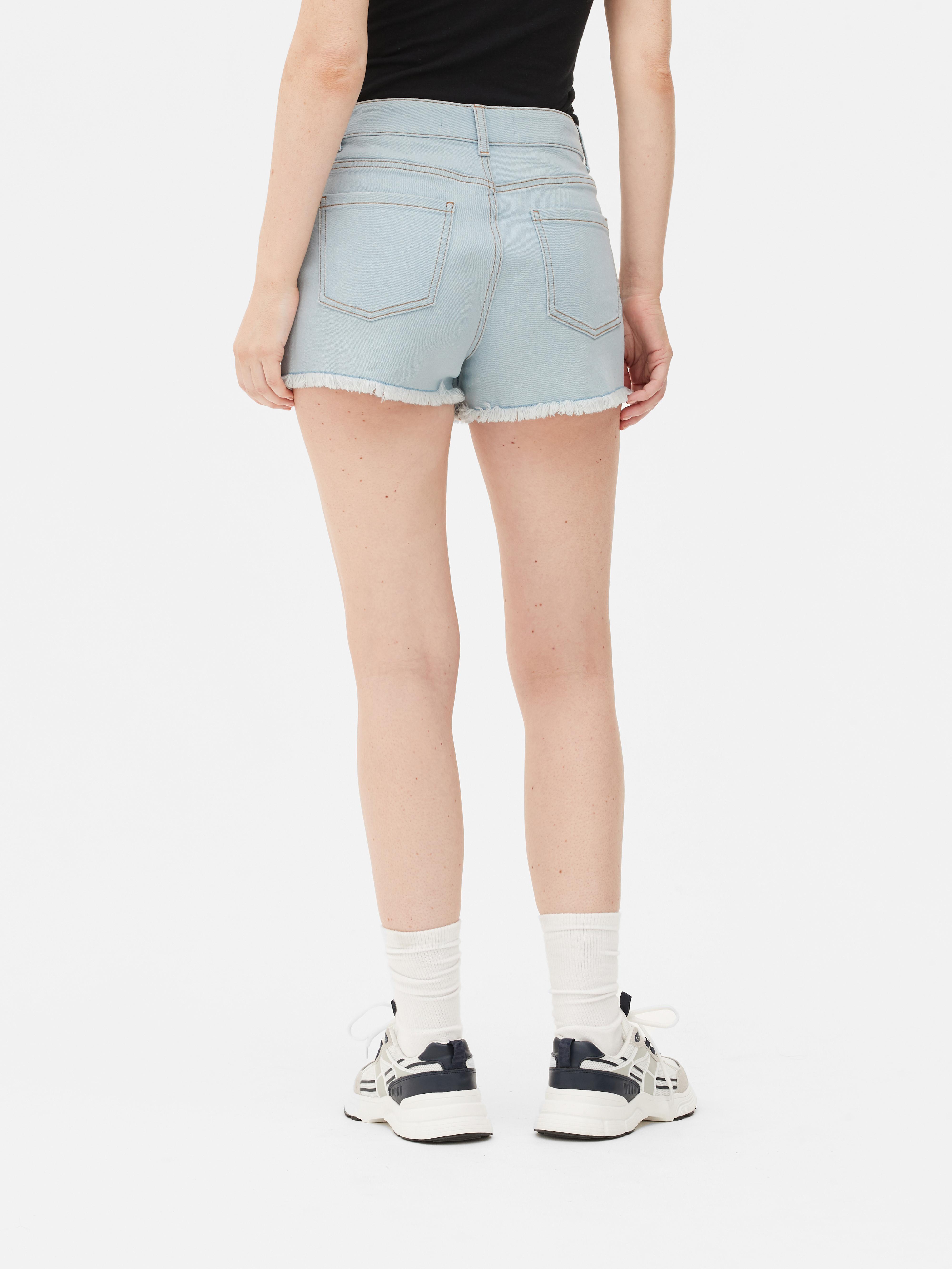 Pantaloncini jeans con orlo sfrangiato