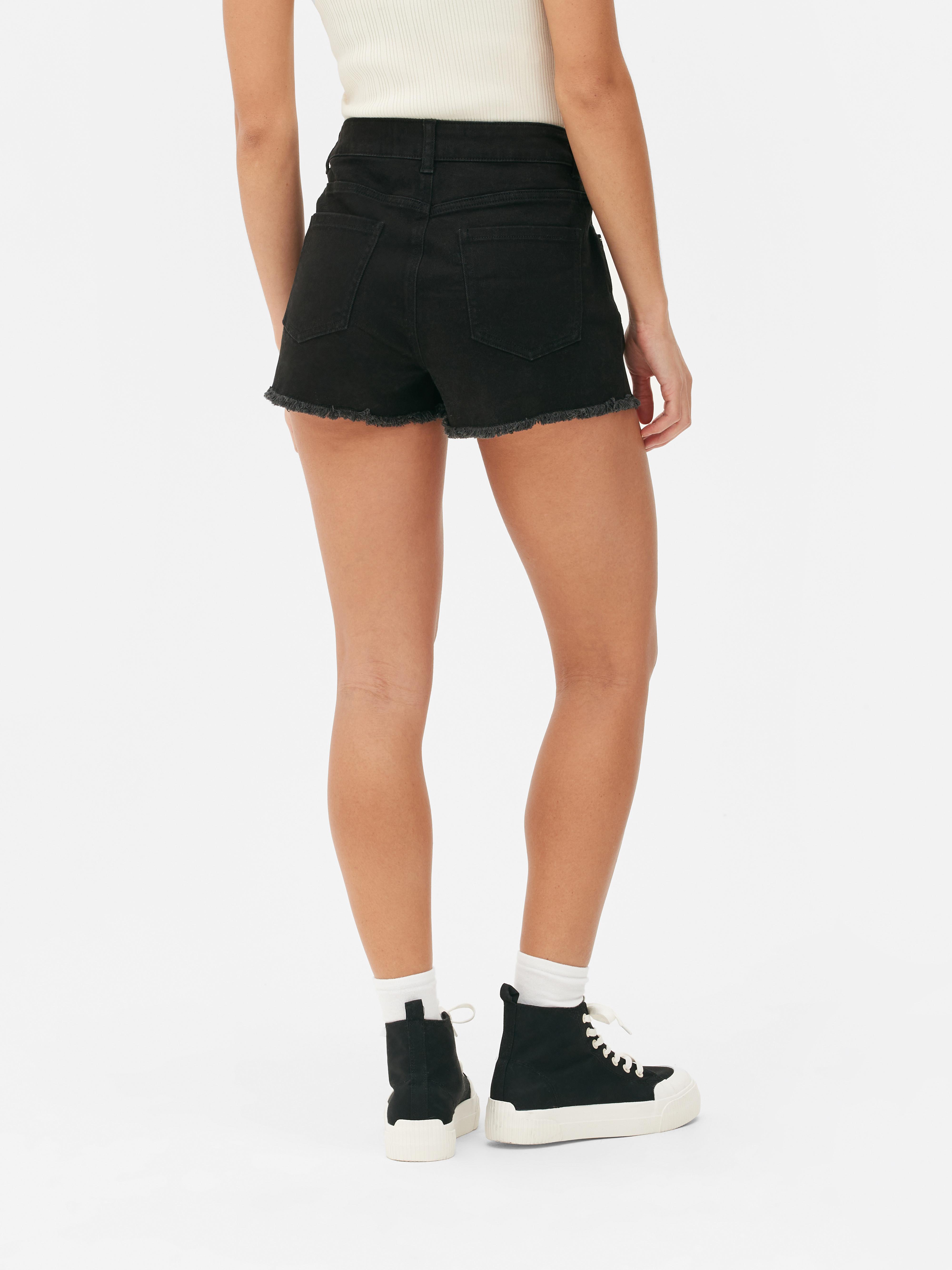 Pantaloncini jeans con orlo sfrangiato