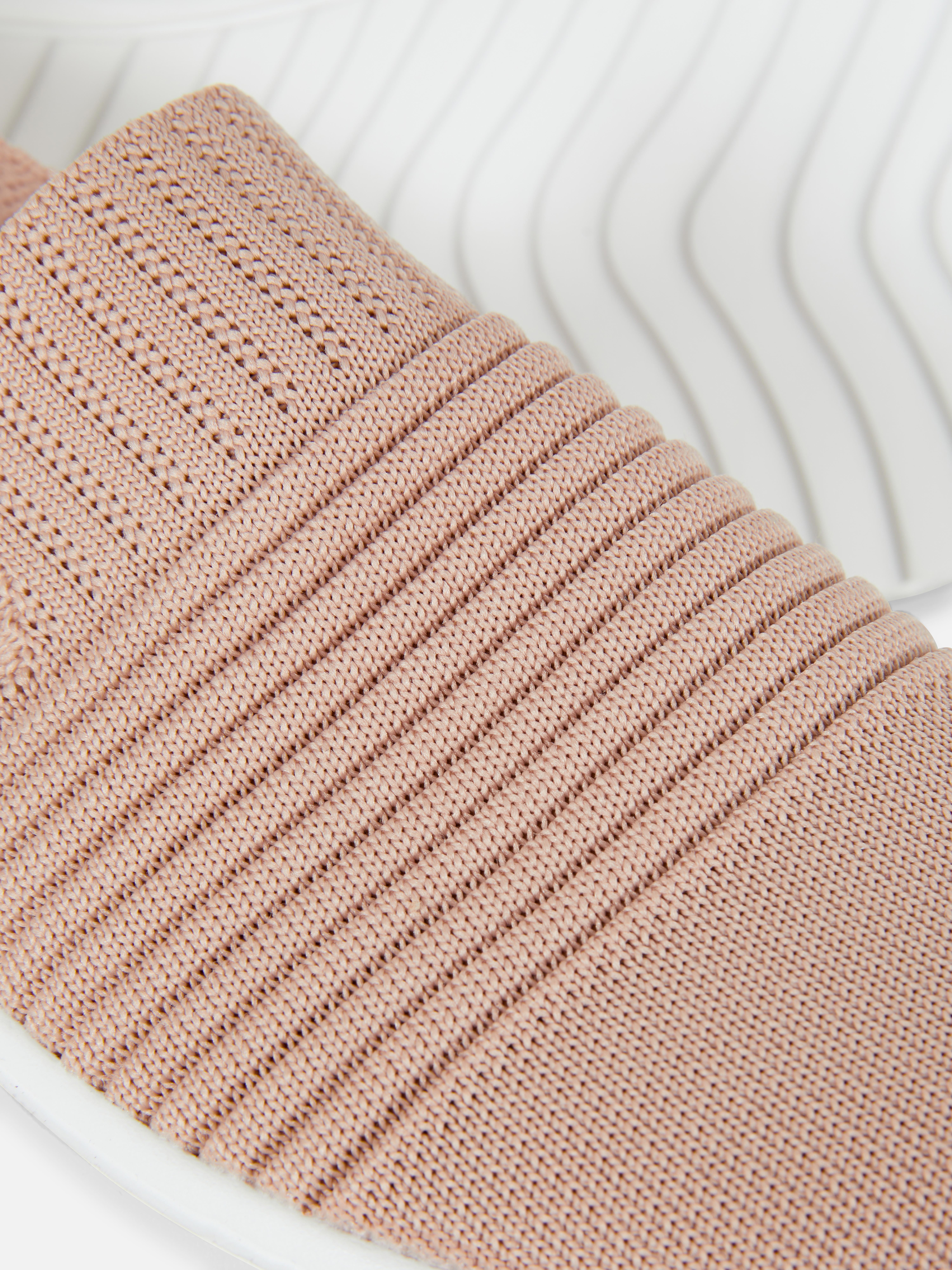 Buty sportowe z dzianinową prążkowaną cholewką