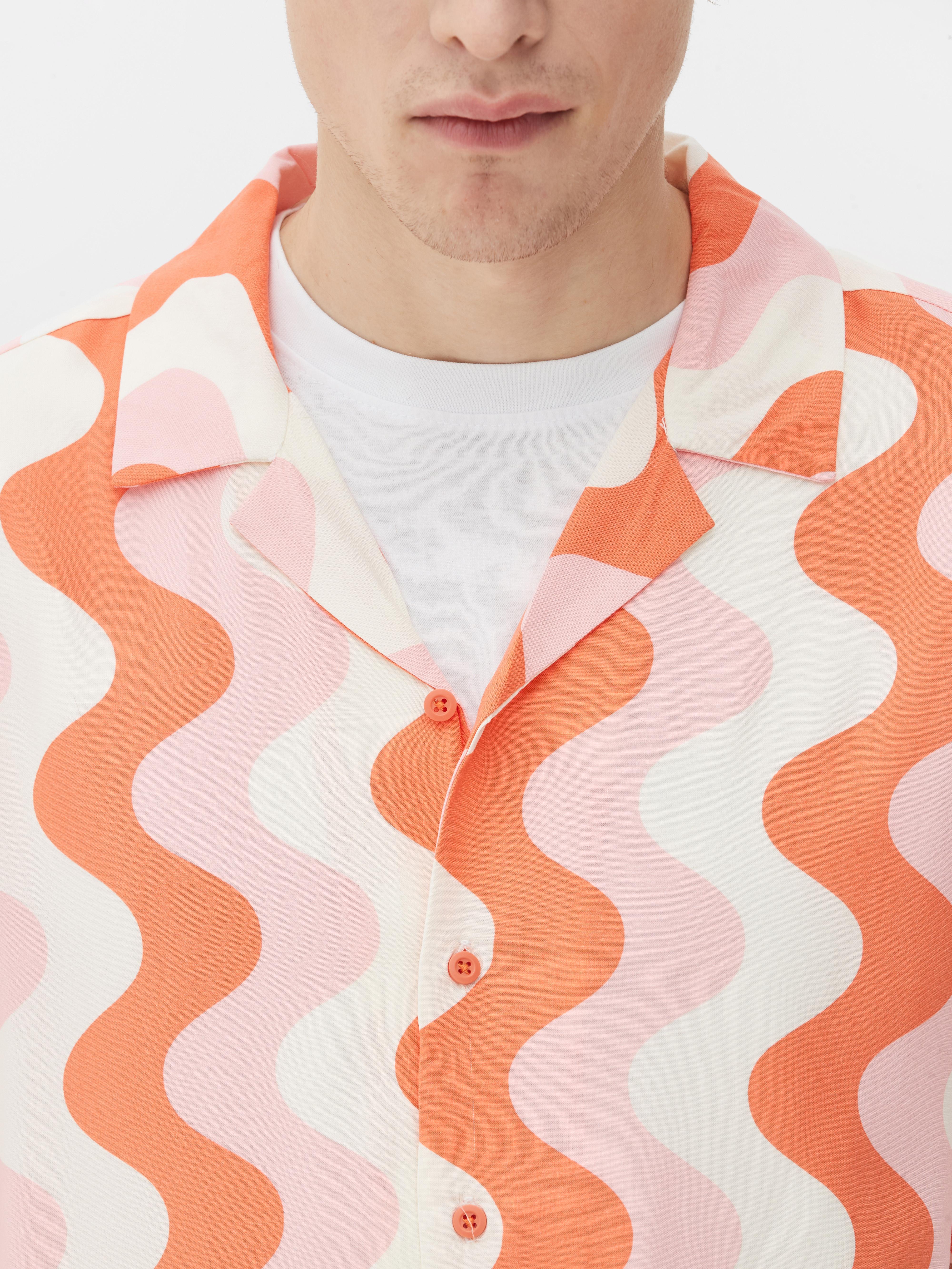 Kurzärmeliges Shirt mit welligen Streifen