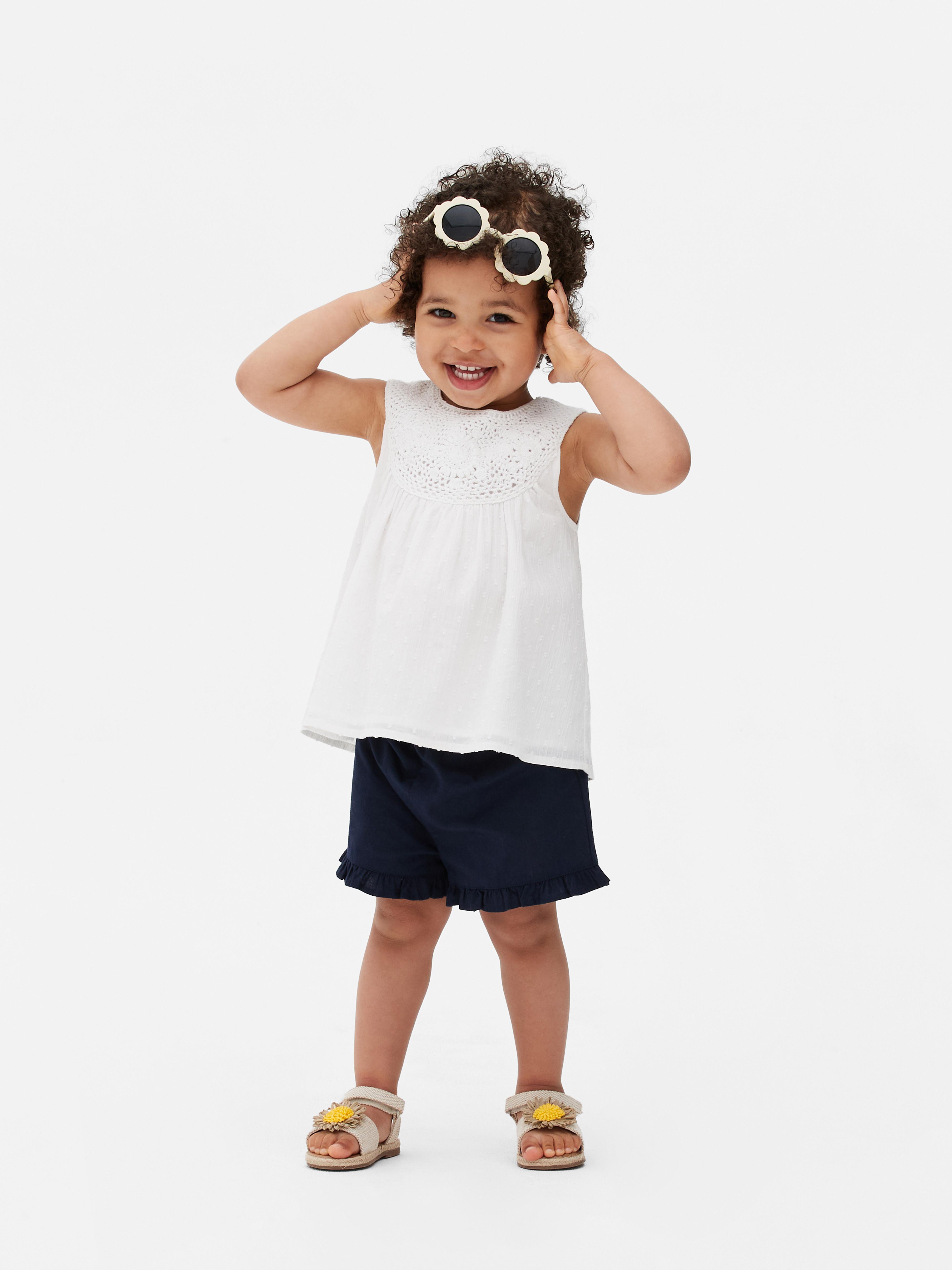 Häkelbluse und Rüschenshorts