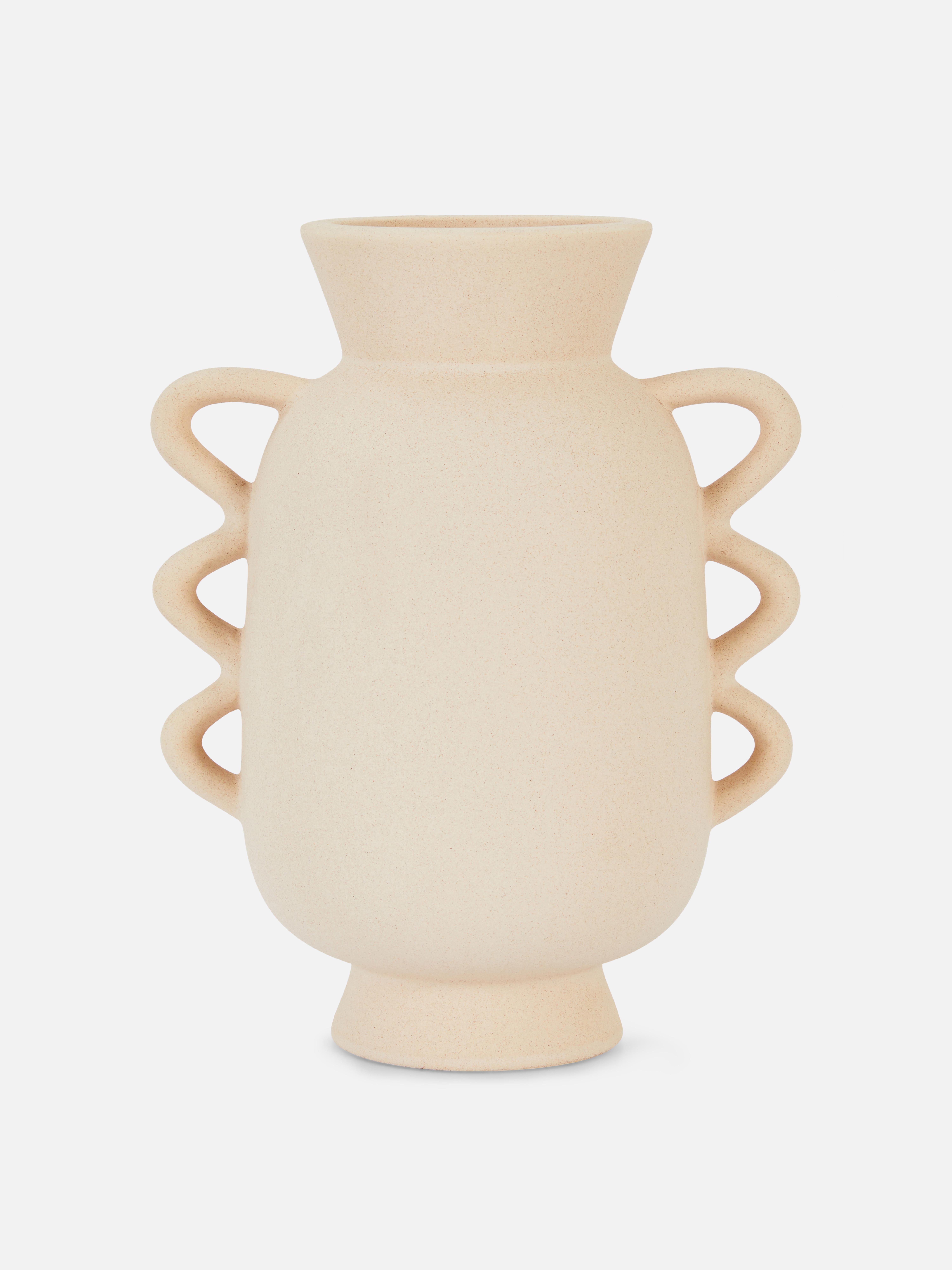 Vaso di pietra con manico ondulato