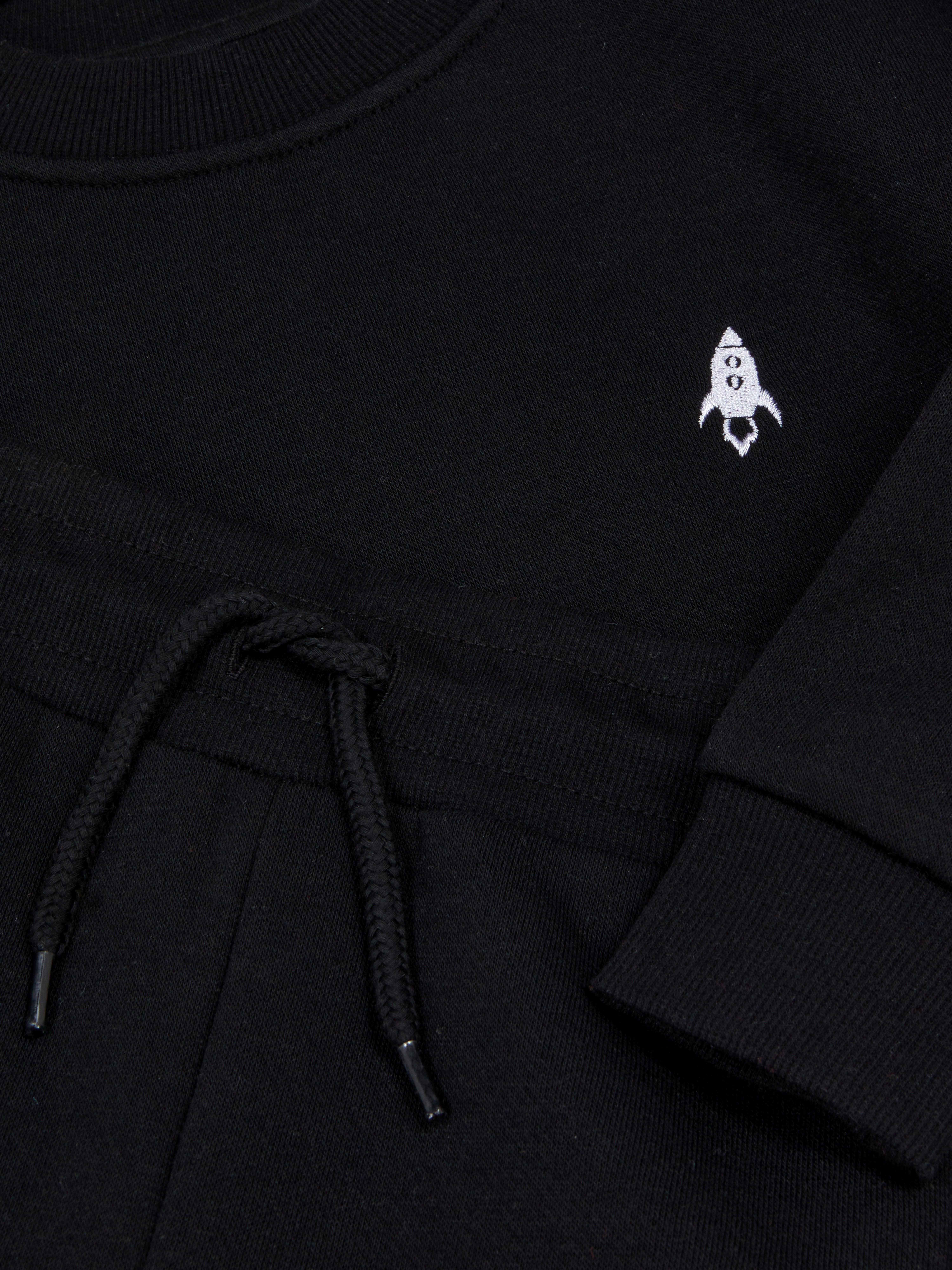 Jogginghose und Sweatshirt mit aufgestickter Rakete