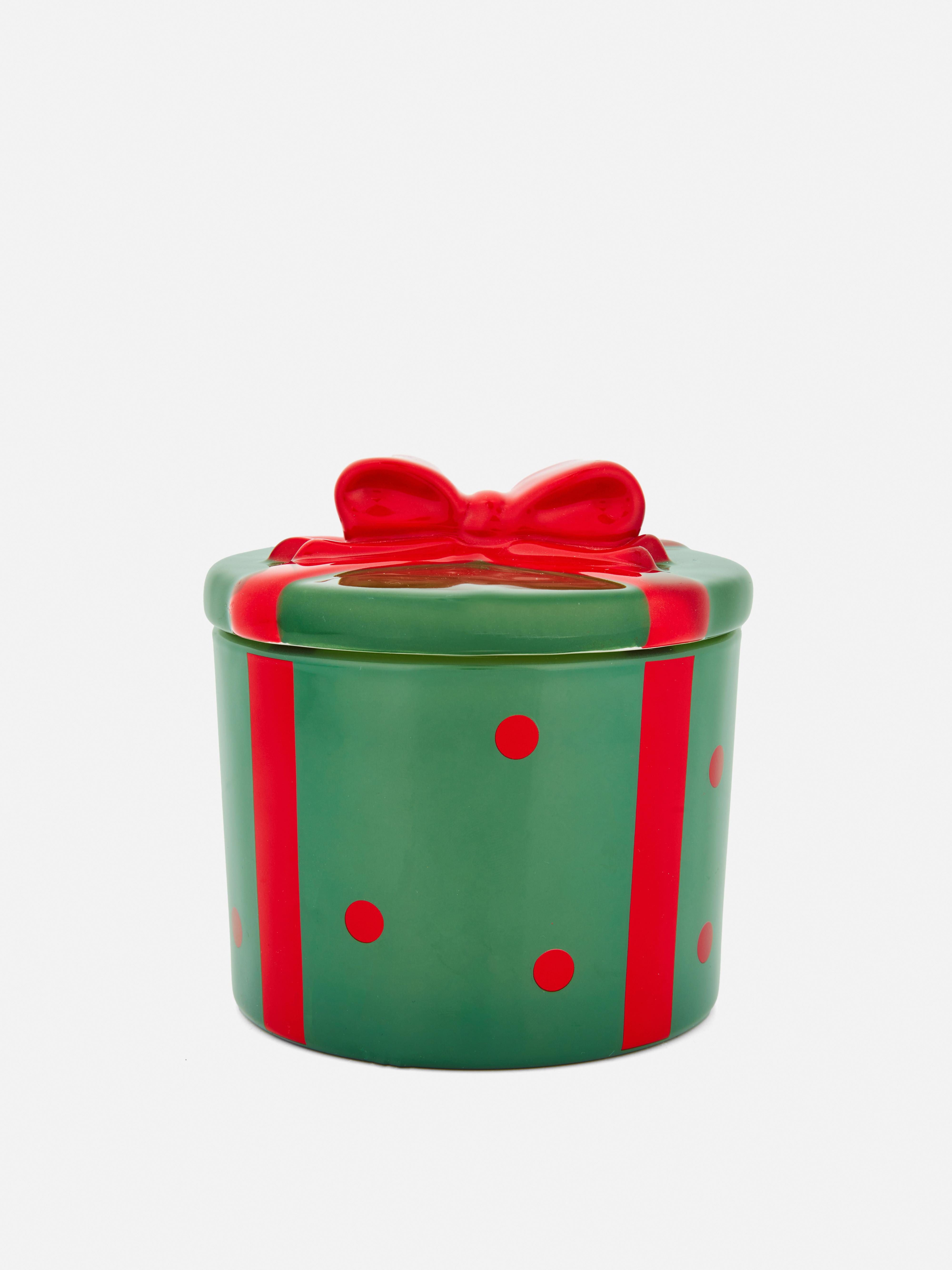 Kerze in weihnachtlicher Geschenkdose