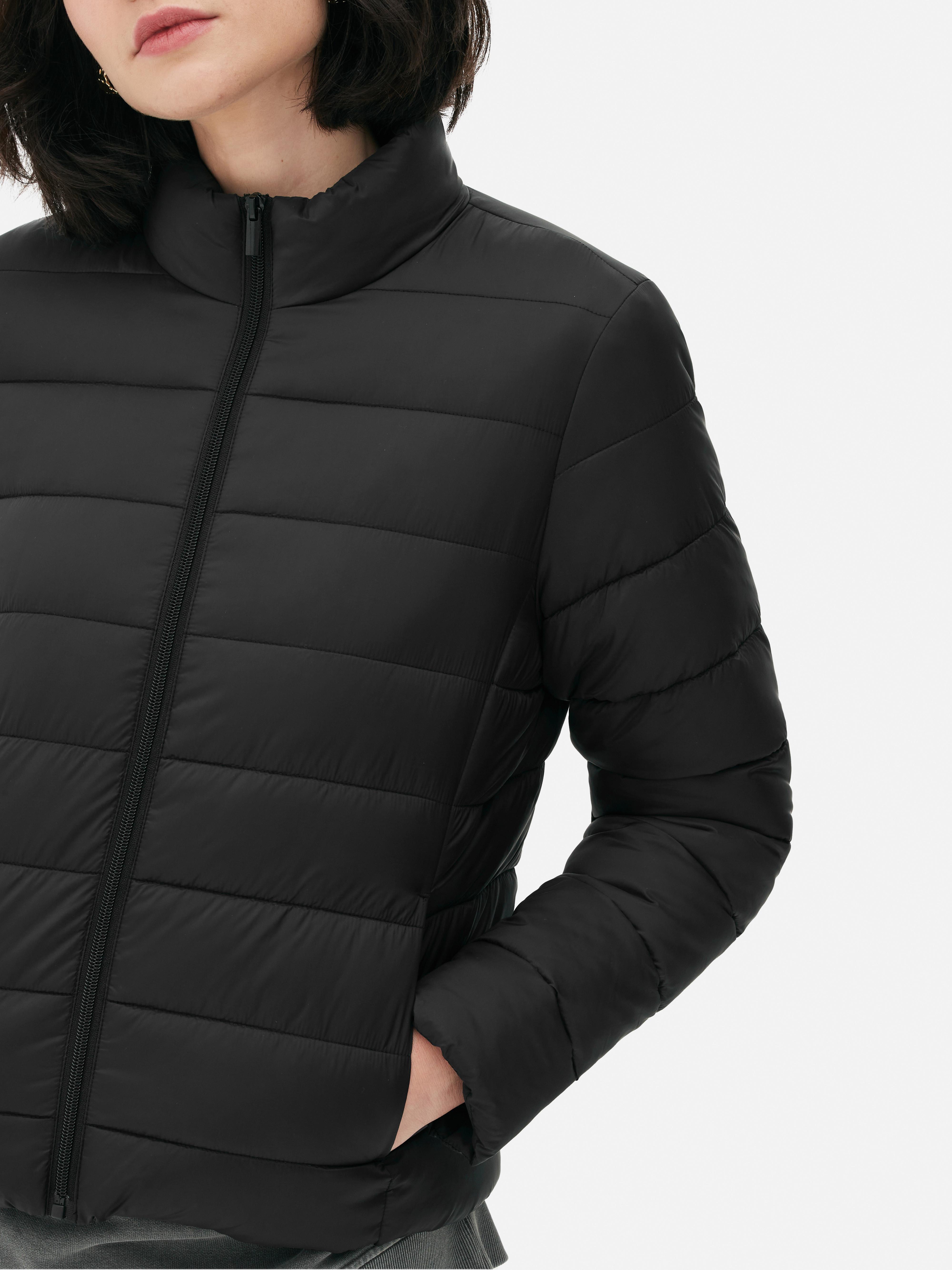 Chaqueta negra para mujer acolchada y ultraligera fabricada 100% en tejidos  reciclados de alta calidad.